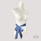 Ceinture foulard satin bleu gris sur fond blanc
