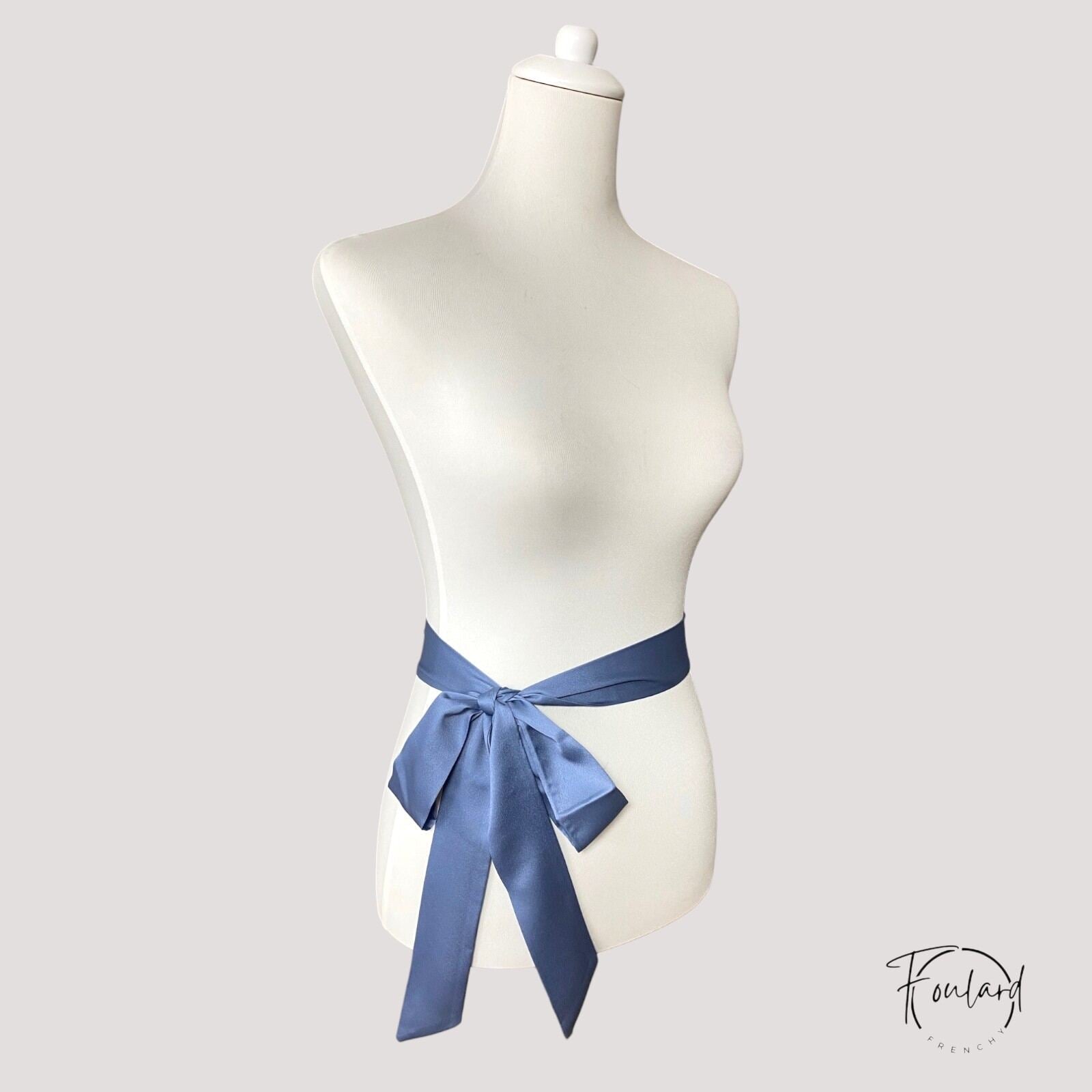 Ceinture foulard satin bleu gris sur fond blanc