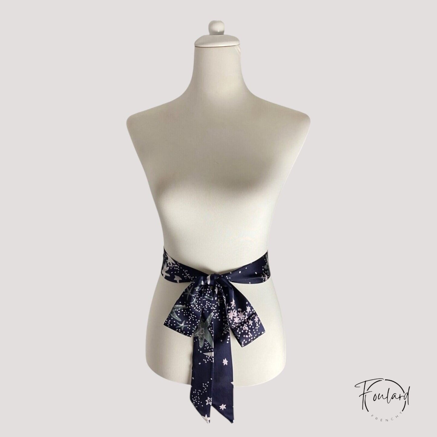 Ceinture foulard bleu marine avec motifs étoilés pastel