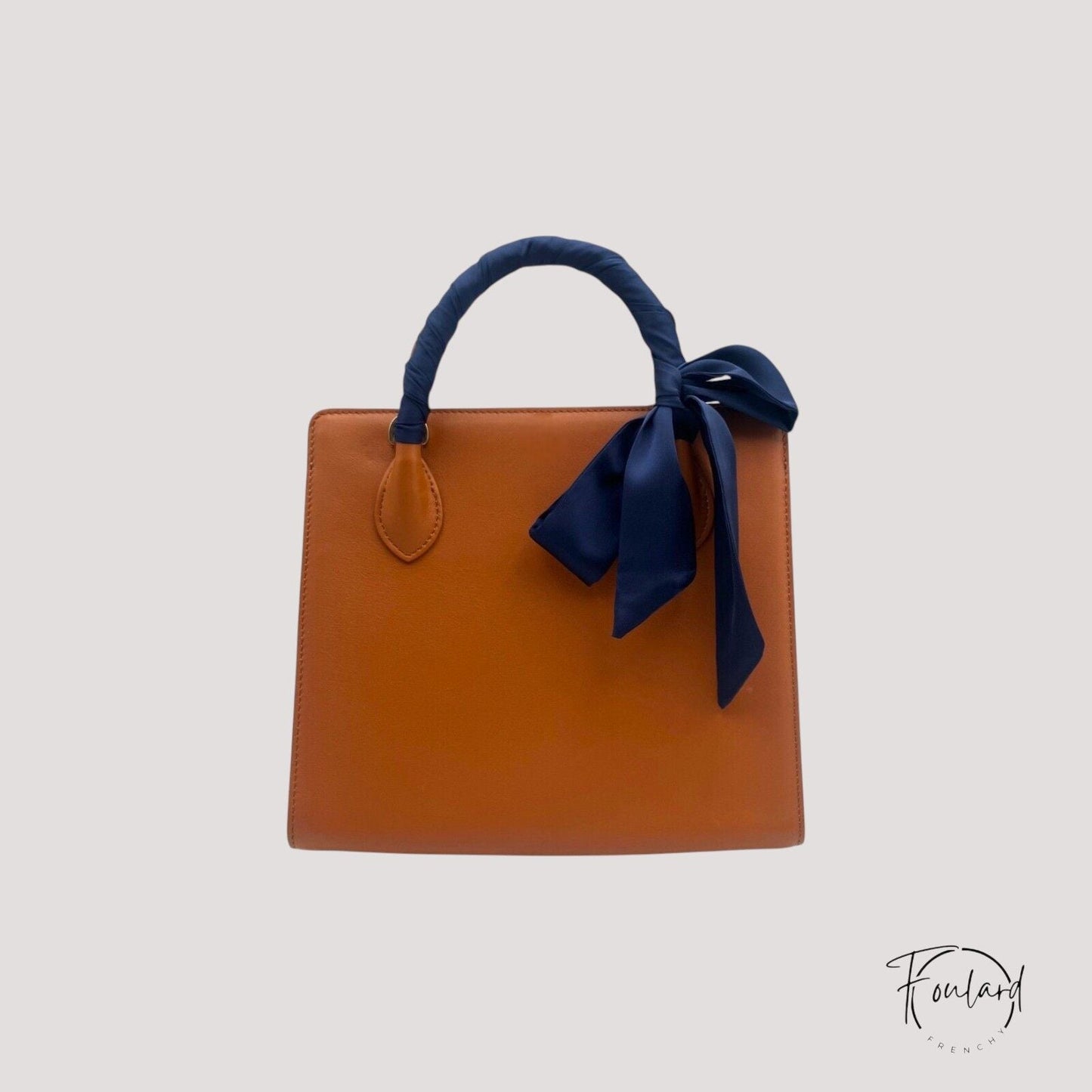 Ceinture foulard satin bleu marine sur fond blanc