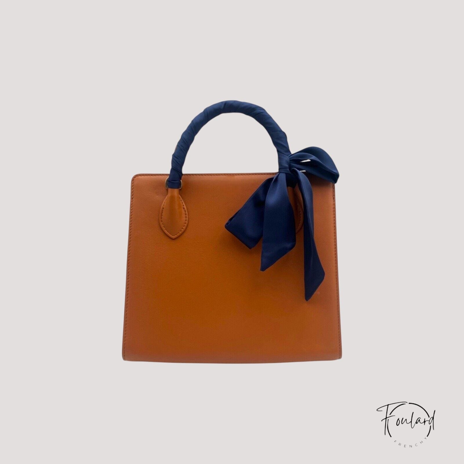 Ceinture foulard satin bleu marine sur fond blanc