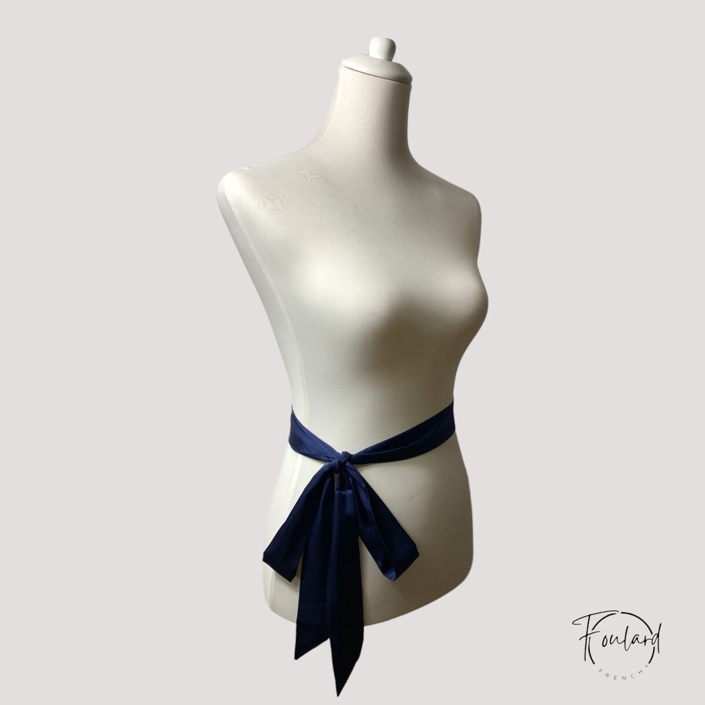 Gros plan sur la texture soyeuse du satin bleu