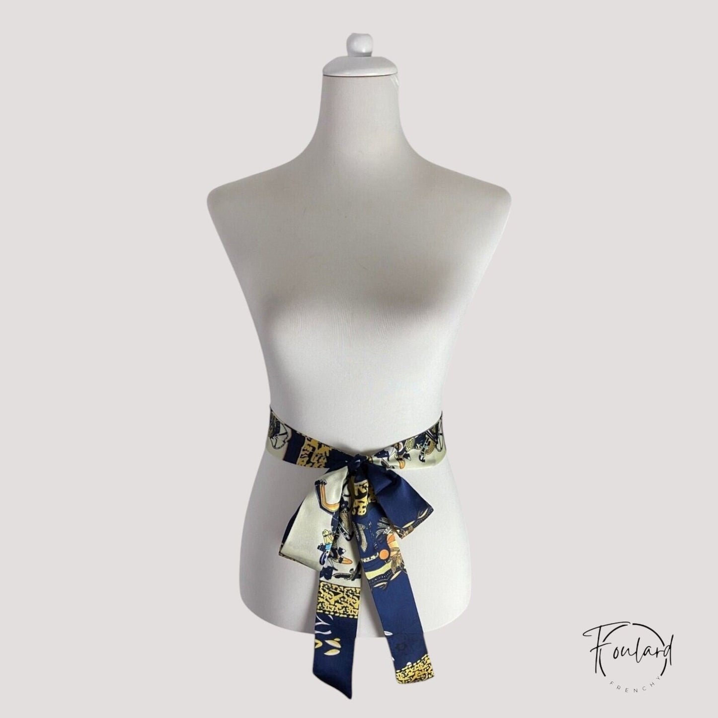 Vue d'ensemble de la ceinture foulard nouée autour de la taille