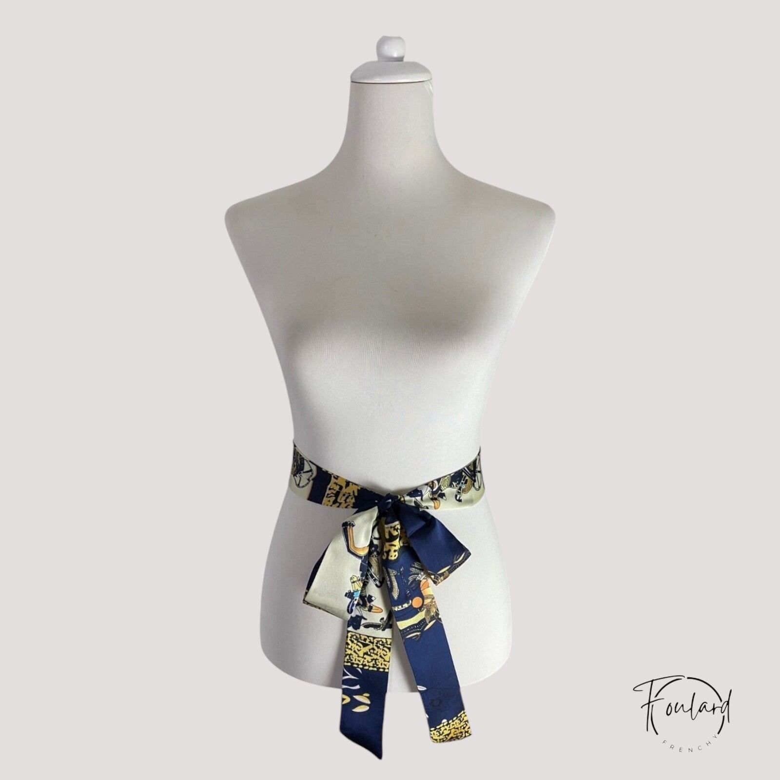 Vue d'ensemble de la ceinture foulard nouée autour de la taille