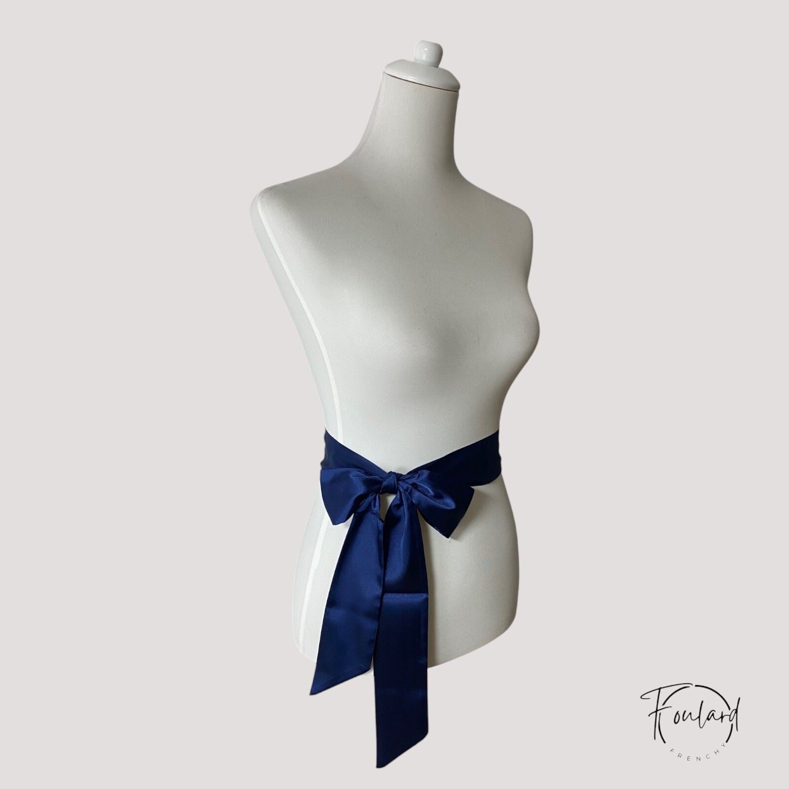 Ceinture foulard satin bleu marine posée à plat