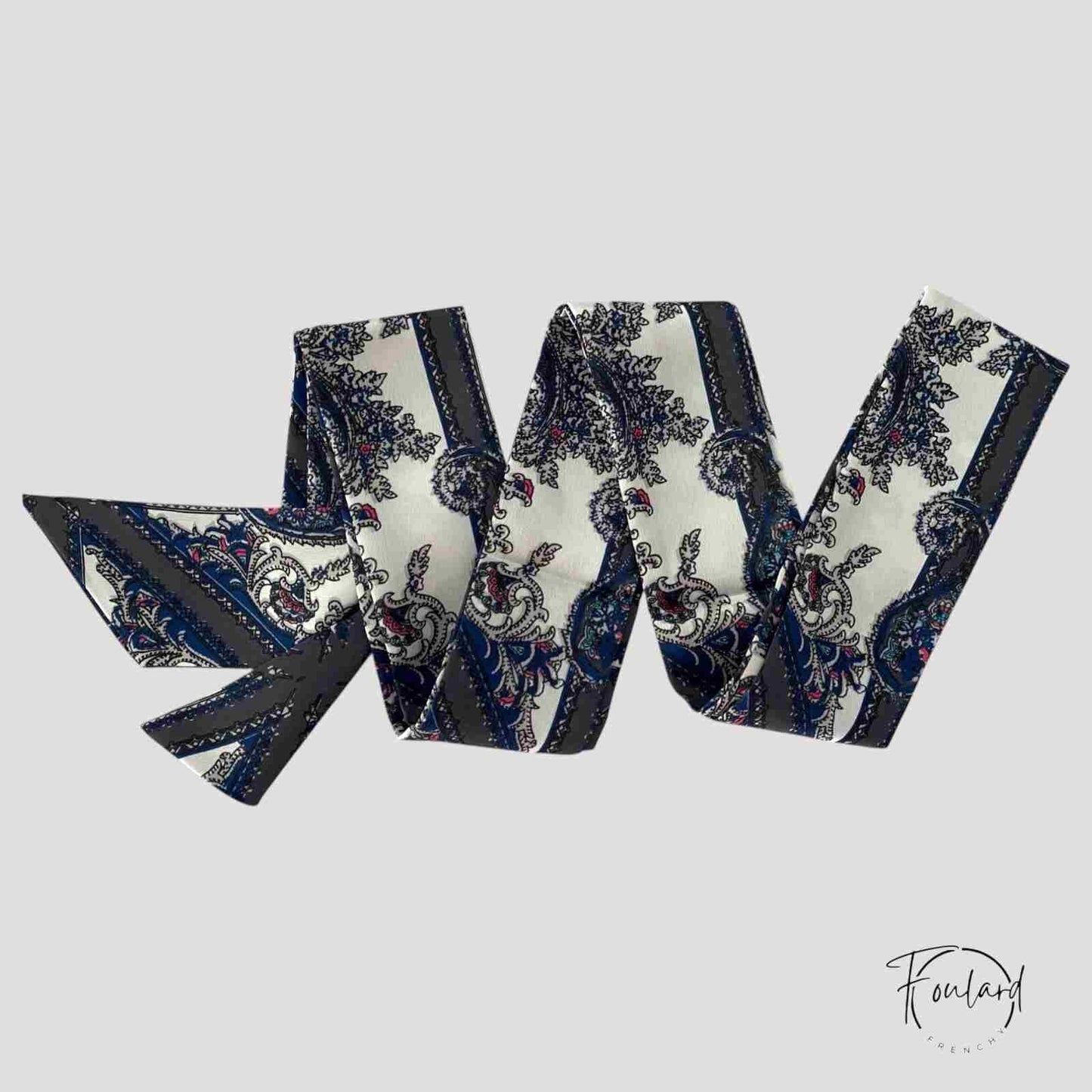 Ceinture foulard cachemire bleu gris sur fond blanc