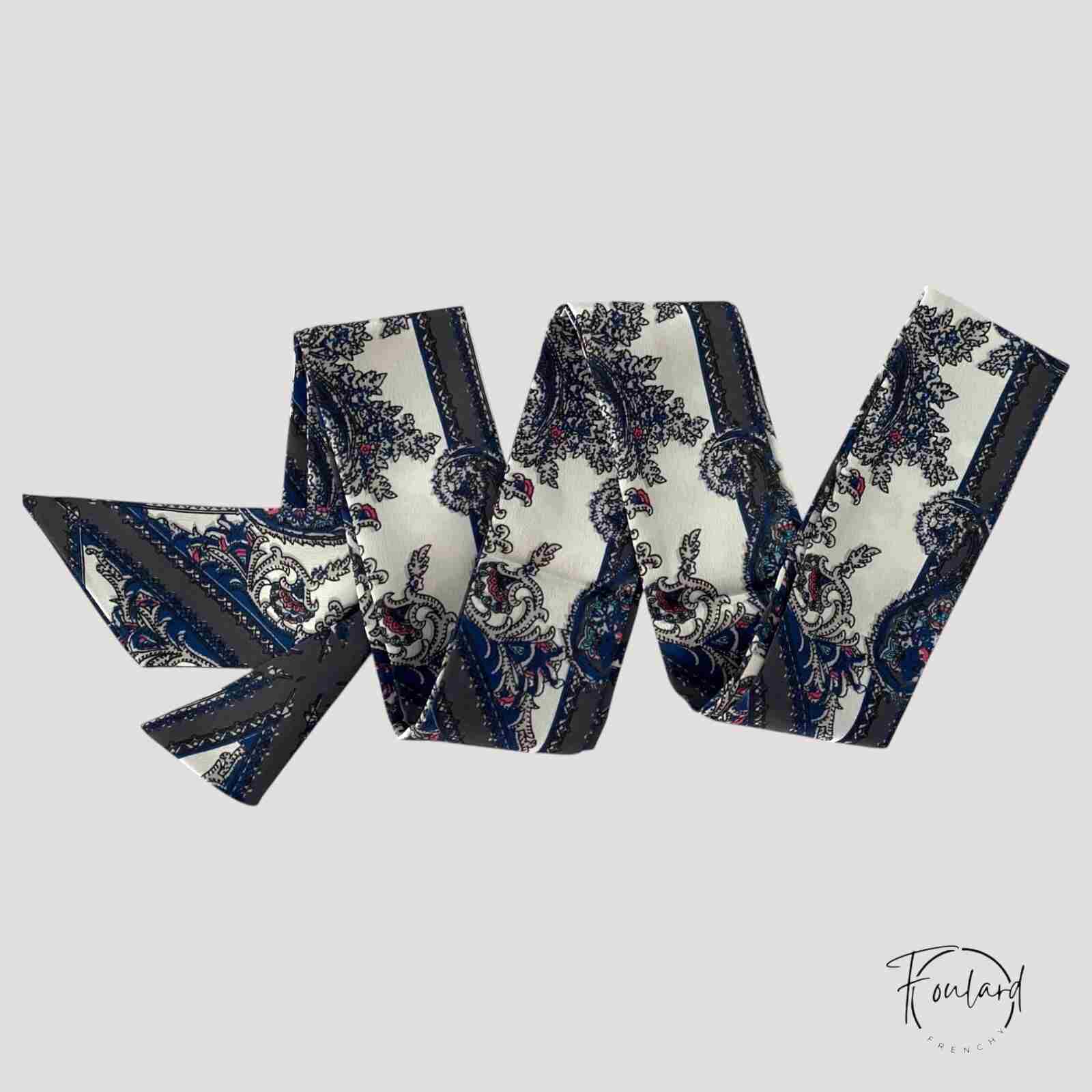 Ceinture foulard cachemire bleu gris sur fond blanc