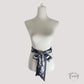 Ceinture foulard nouée autour d'une taille, vue de côté