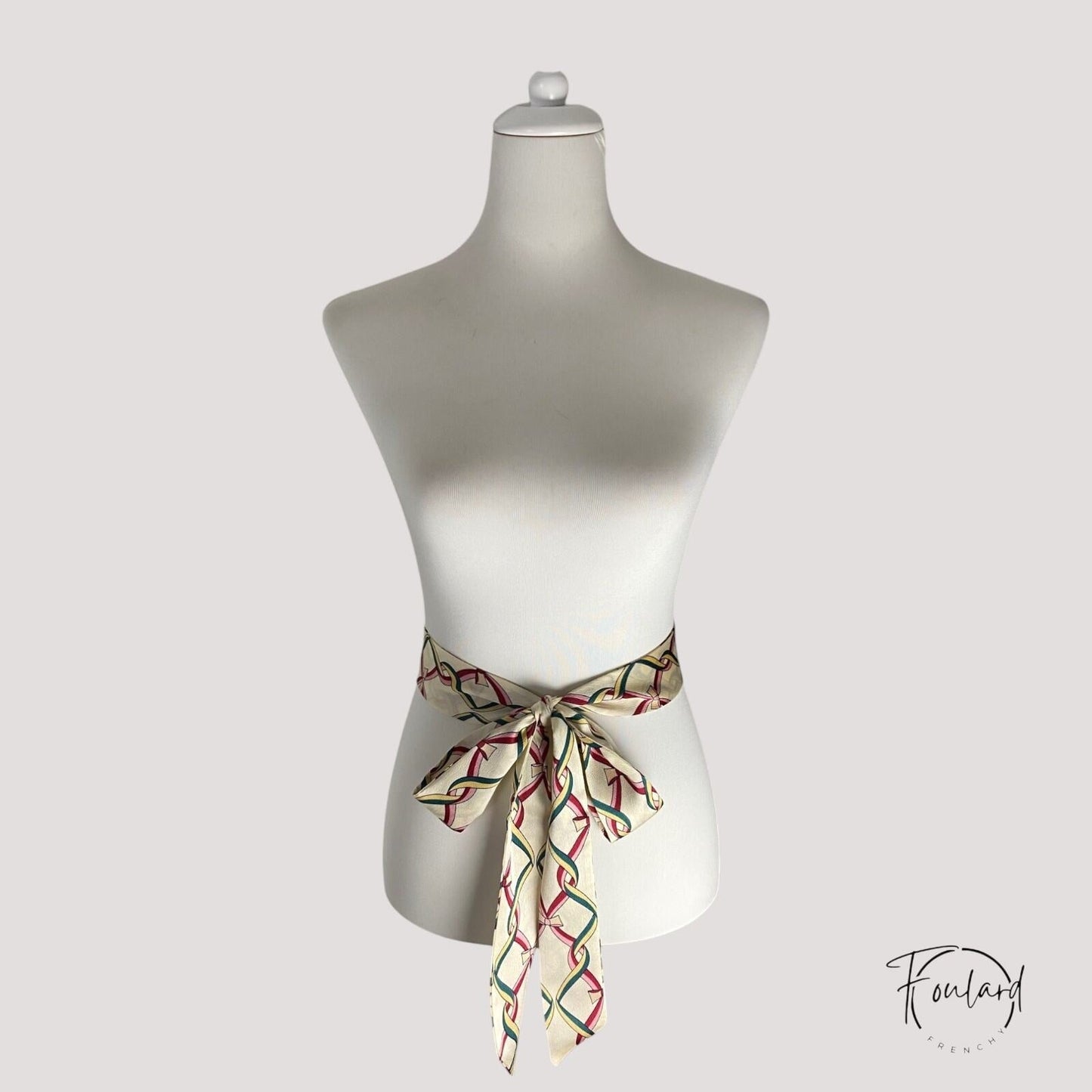 Vue d'ensemble de la ceinture foulard satinée