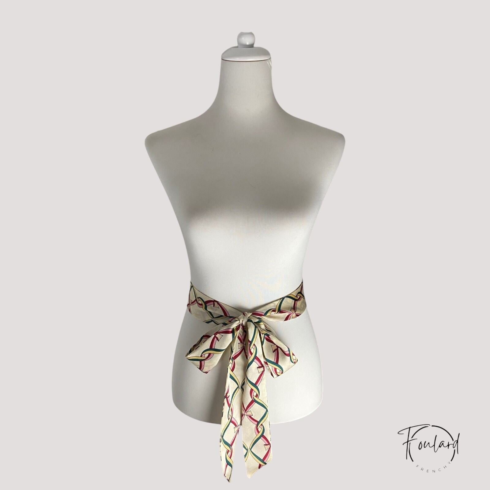 Vue d'ensemble de la ceinture foulard satinée
