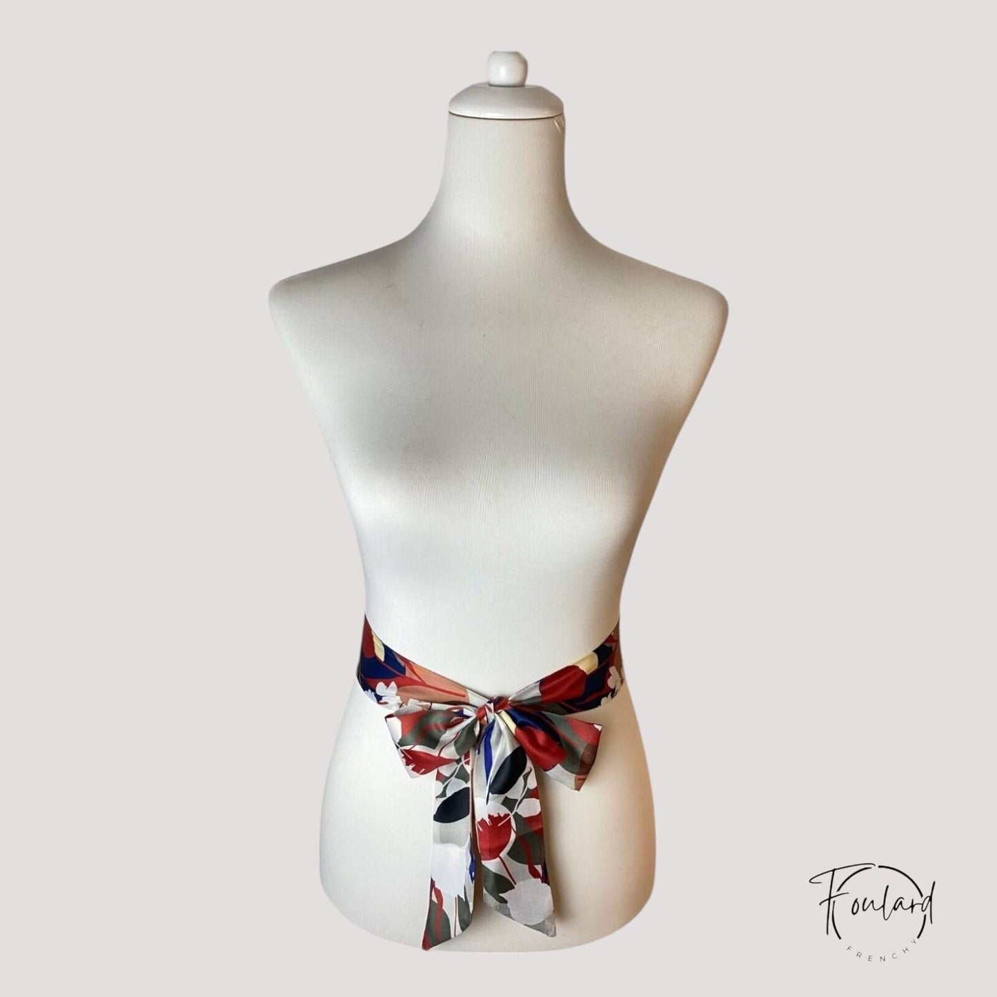 Vue d'ensemble de la ceinture foulard nouée, fond bleu marine