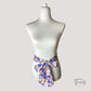 Ceinture foulard floral violet et rose sur fond blanc