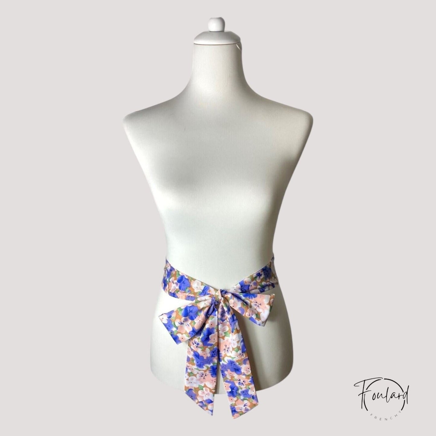 Ceinture foulard floral violet et rose sur fond blanc