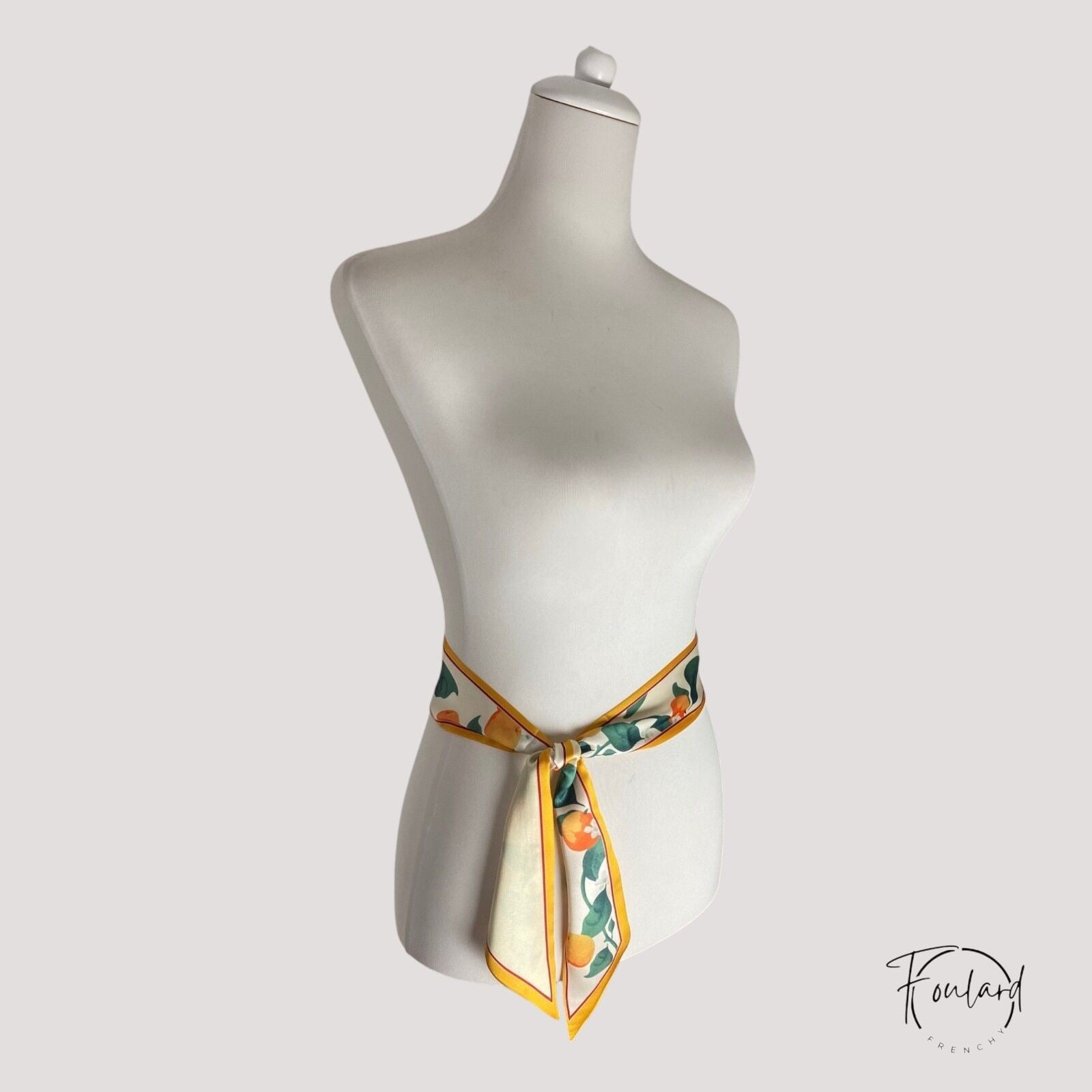 Vue d'ensemble de la ceinture foulard, tissu fluide et coloré