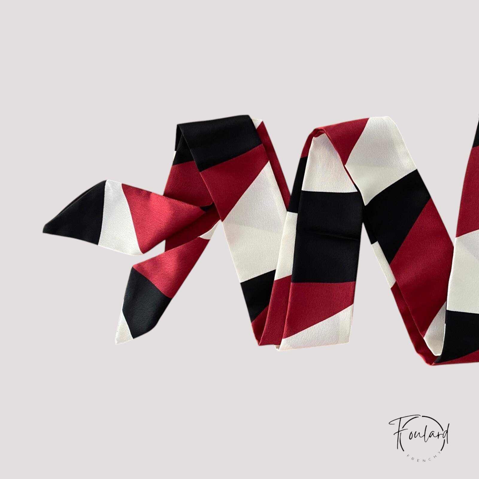 Ceinture foulard rouge et noir en tissu satiné fluide