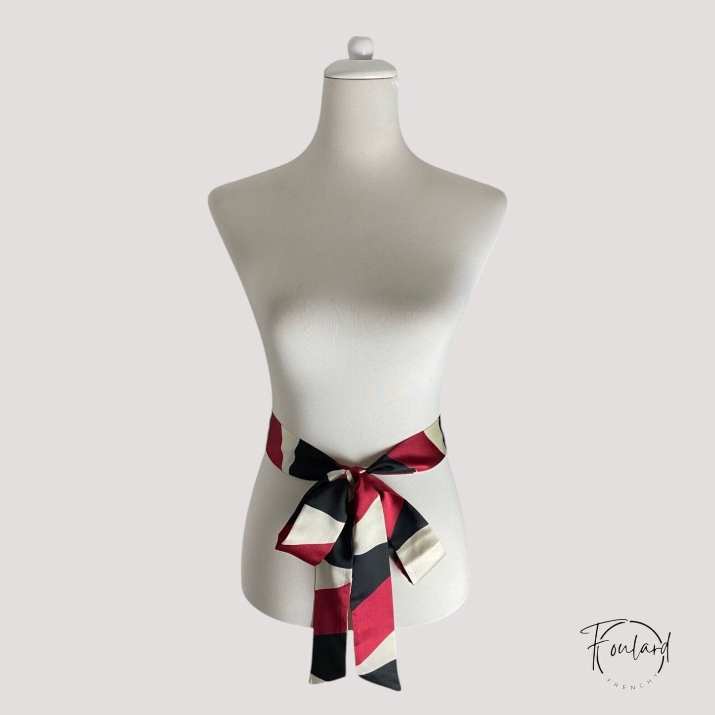 Ceinture foulard nouée, vue de côté, tissu satiné