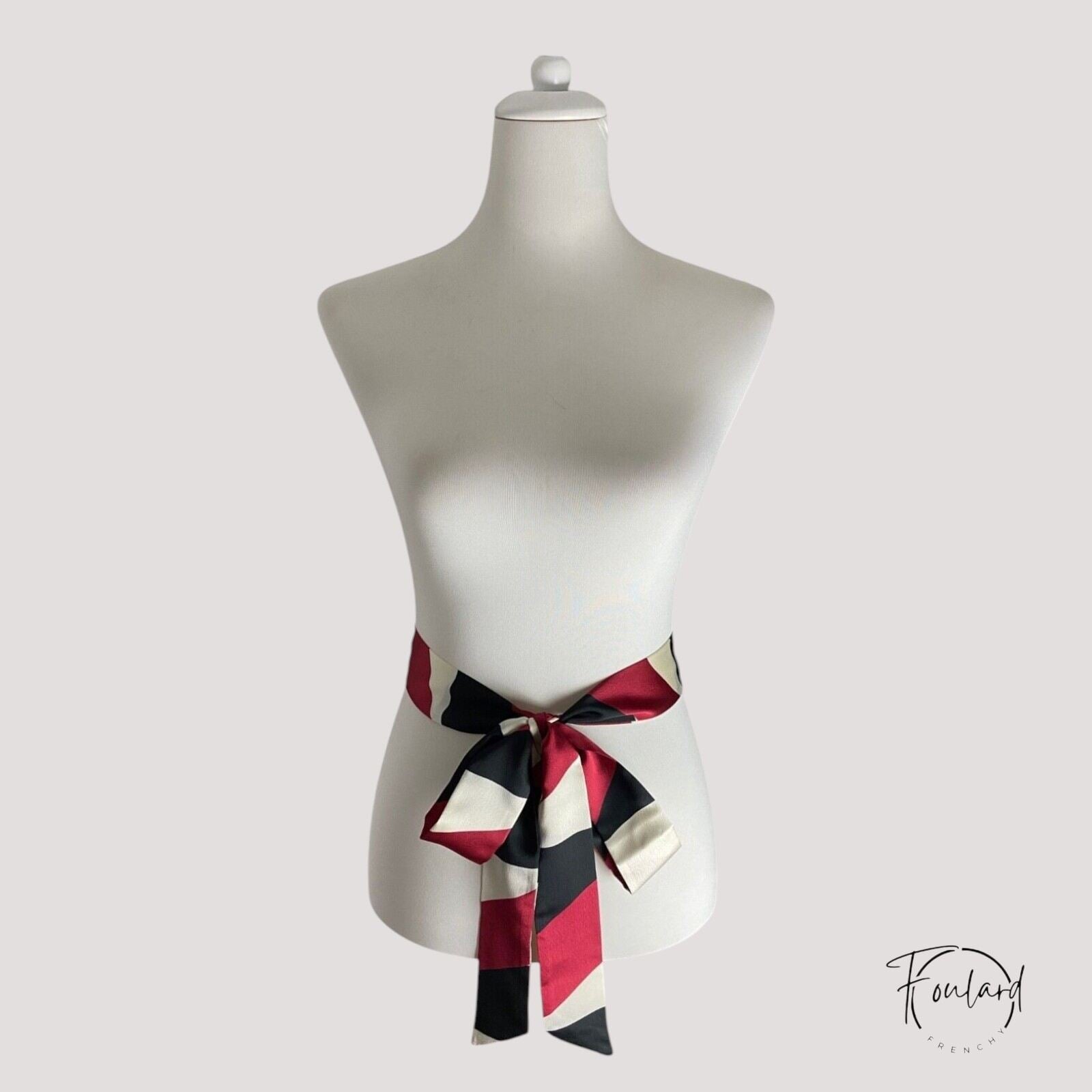 Ceinture foulard nouée, vue de côté, tissu satiné