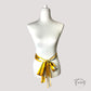 Détail de ceinture foulard jaune avec rayures blanches
