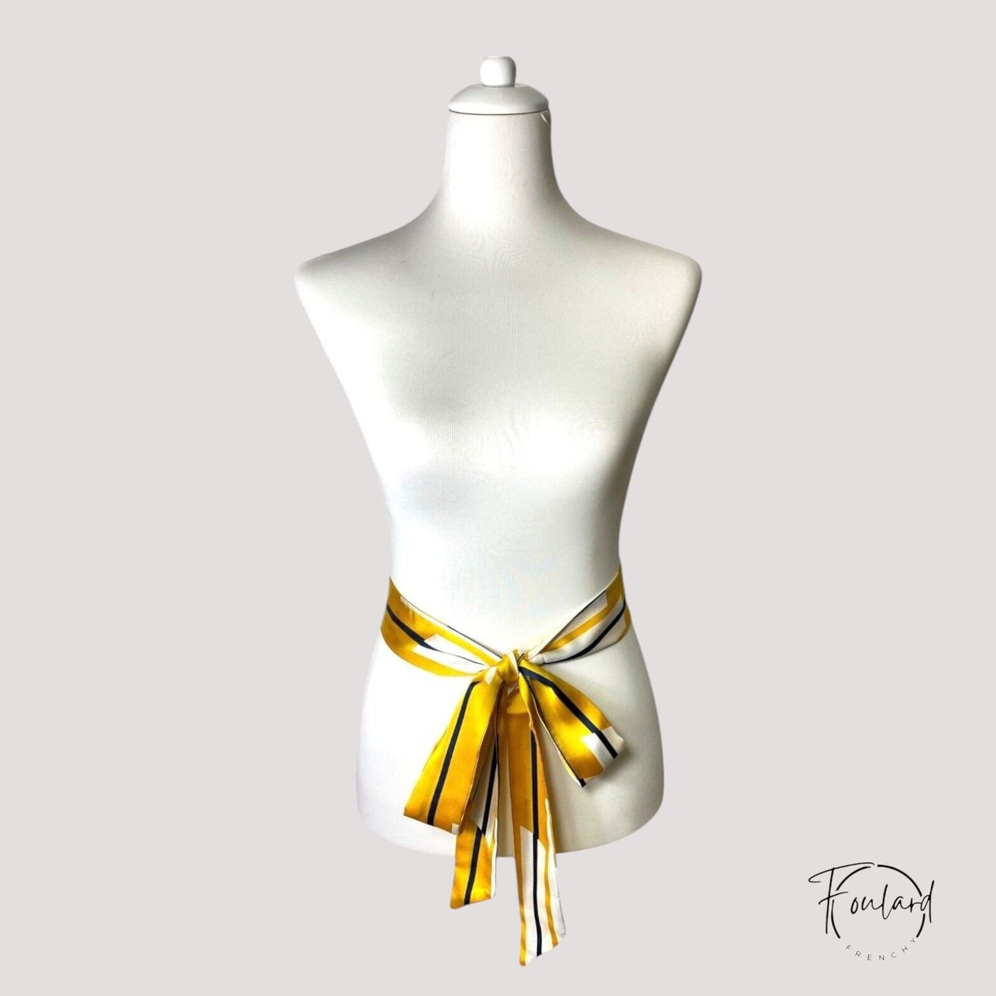 Détail de ceinture foulard jaune avec rayures blanches