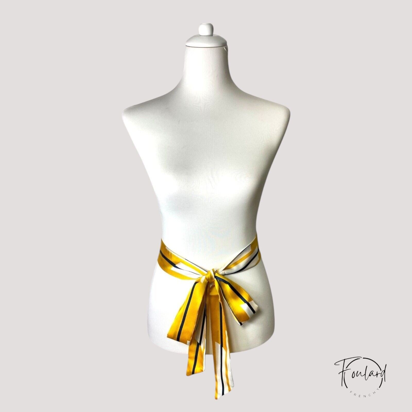 Détail de ceinture foulard jaune avec rayures blanches
