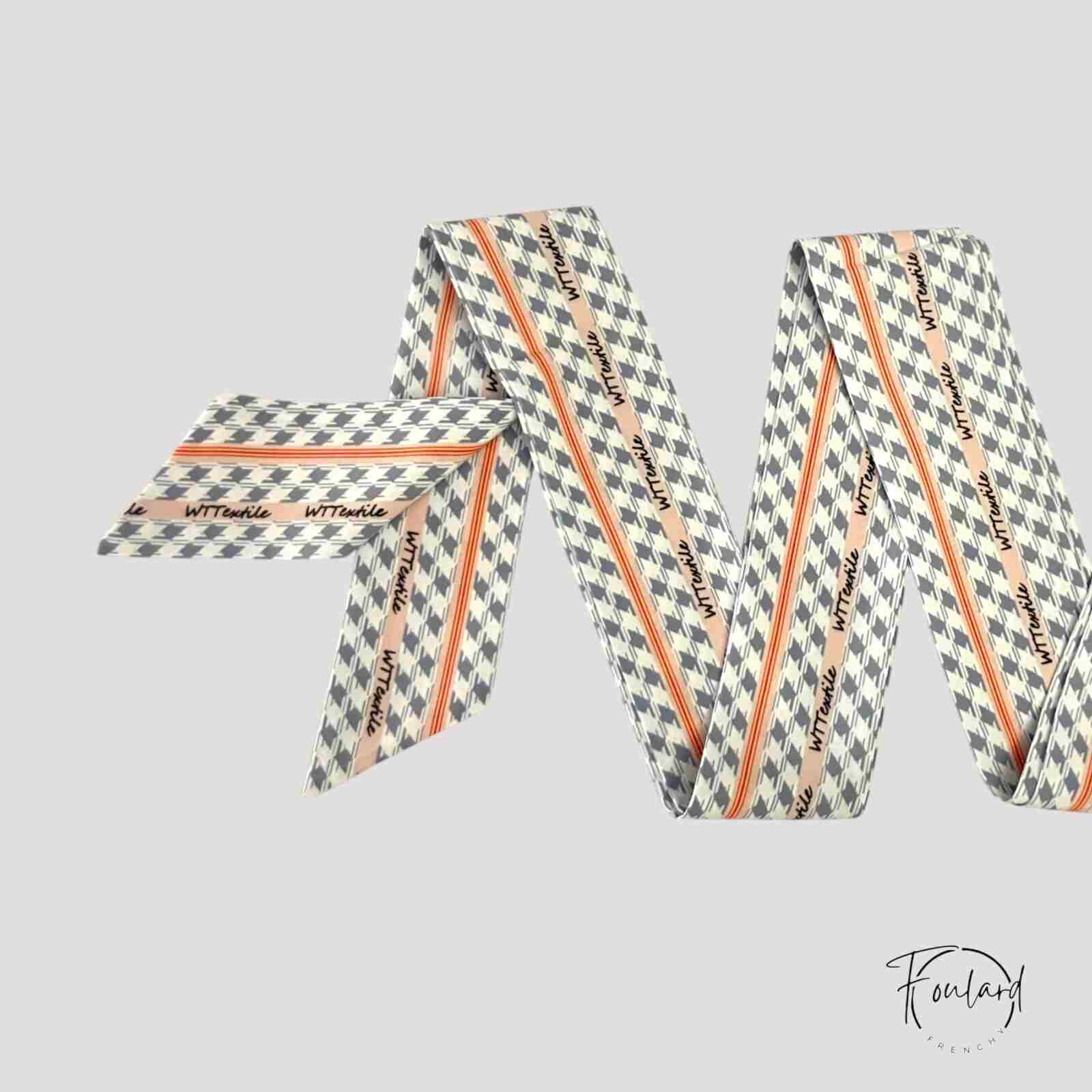 Ceinture foulard motif chevron gris sur fond blanc