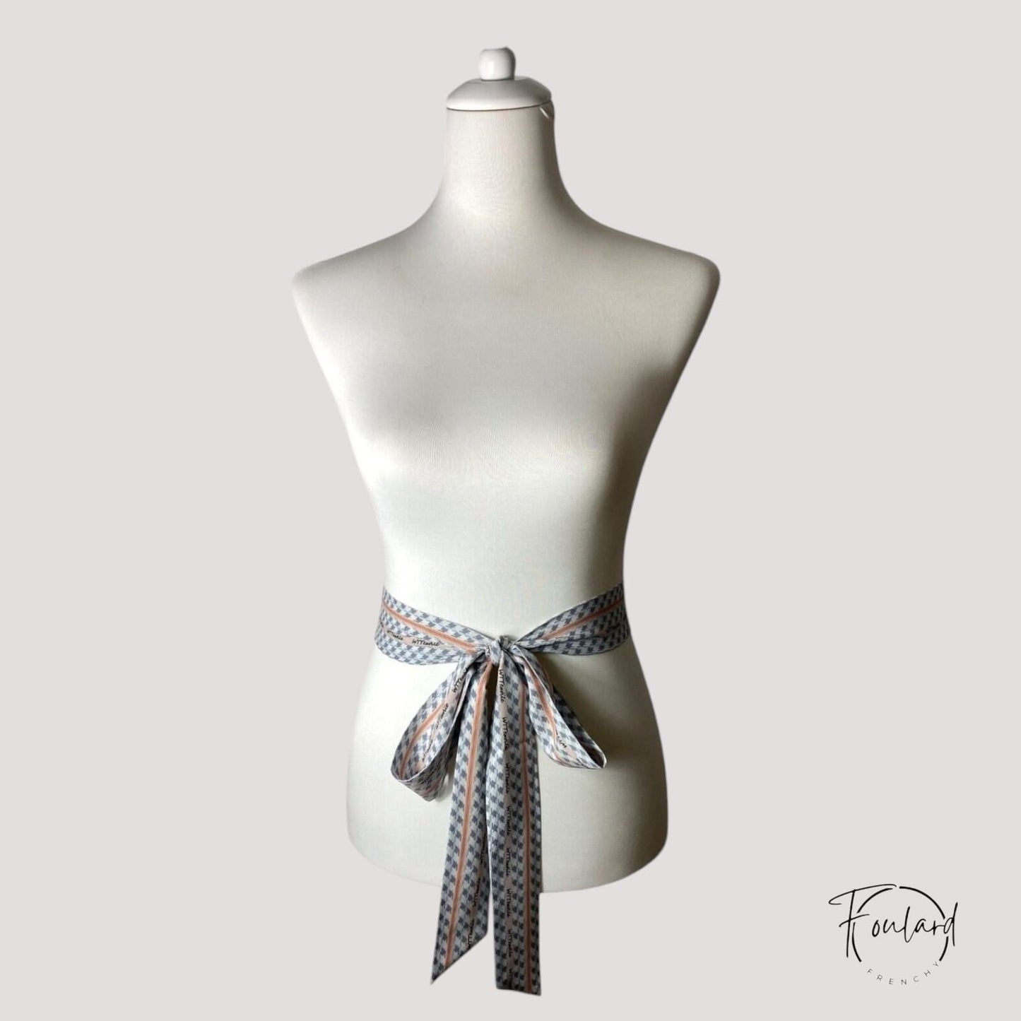 Vue détaillée des motifs chevron gris et bleu acier