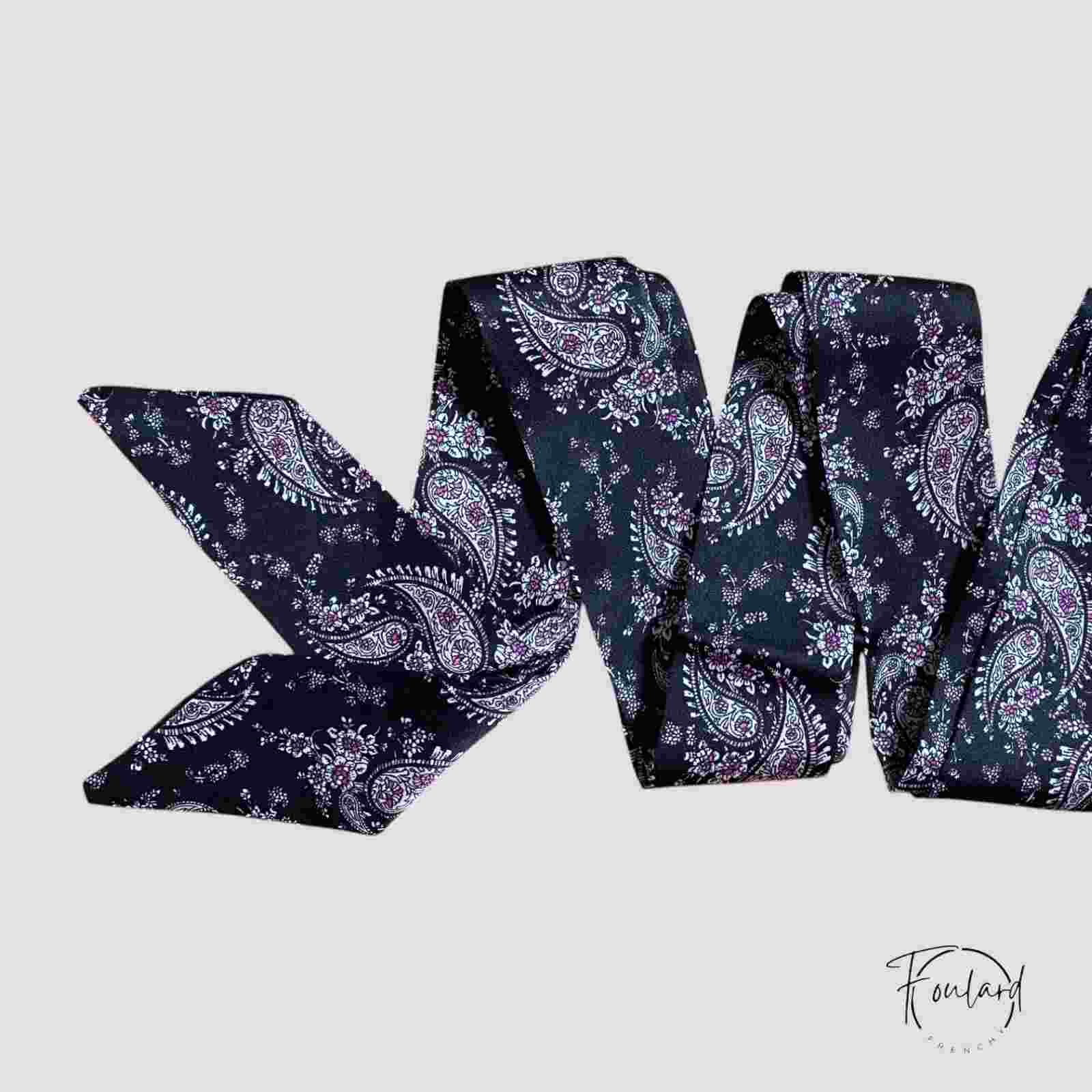 Détail du motif cachemire violet sur fond noir satiné