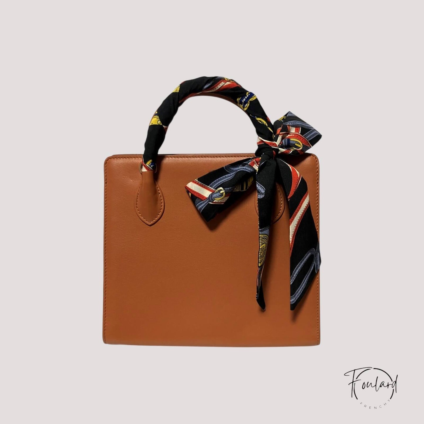 Détail des motifs nautiques sur ceinture foulard