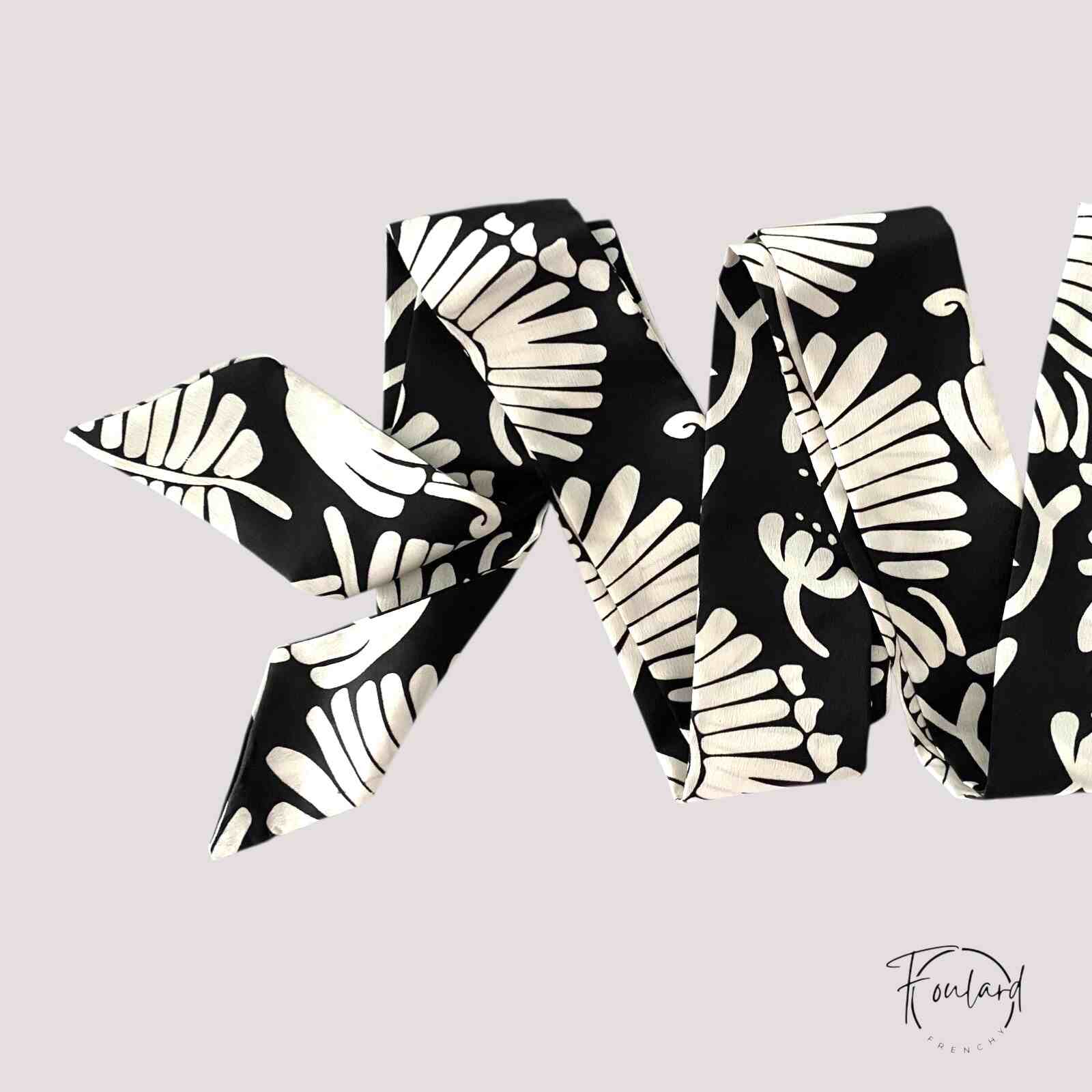 Ceinture foulard noire à motifs végétaux blancs