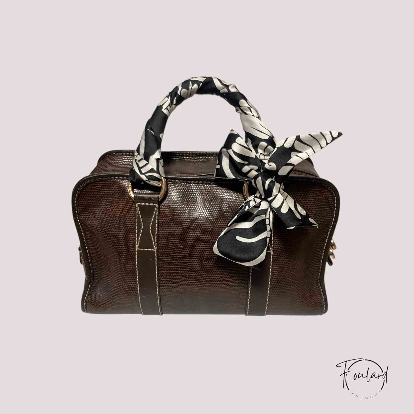 Détail du motif végétal blanc sur satin noir