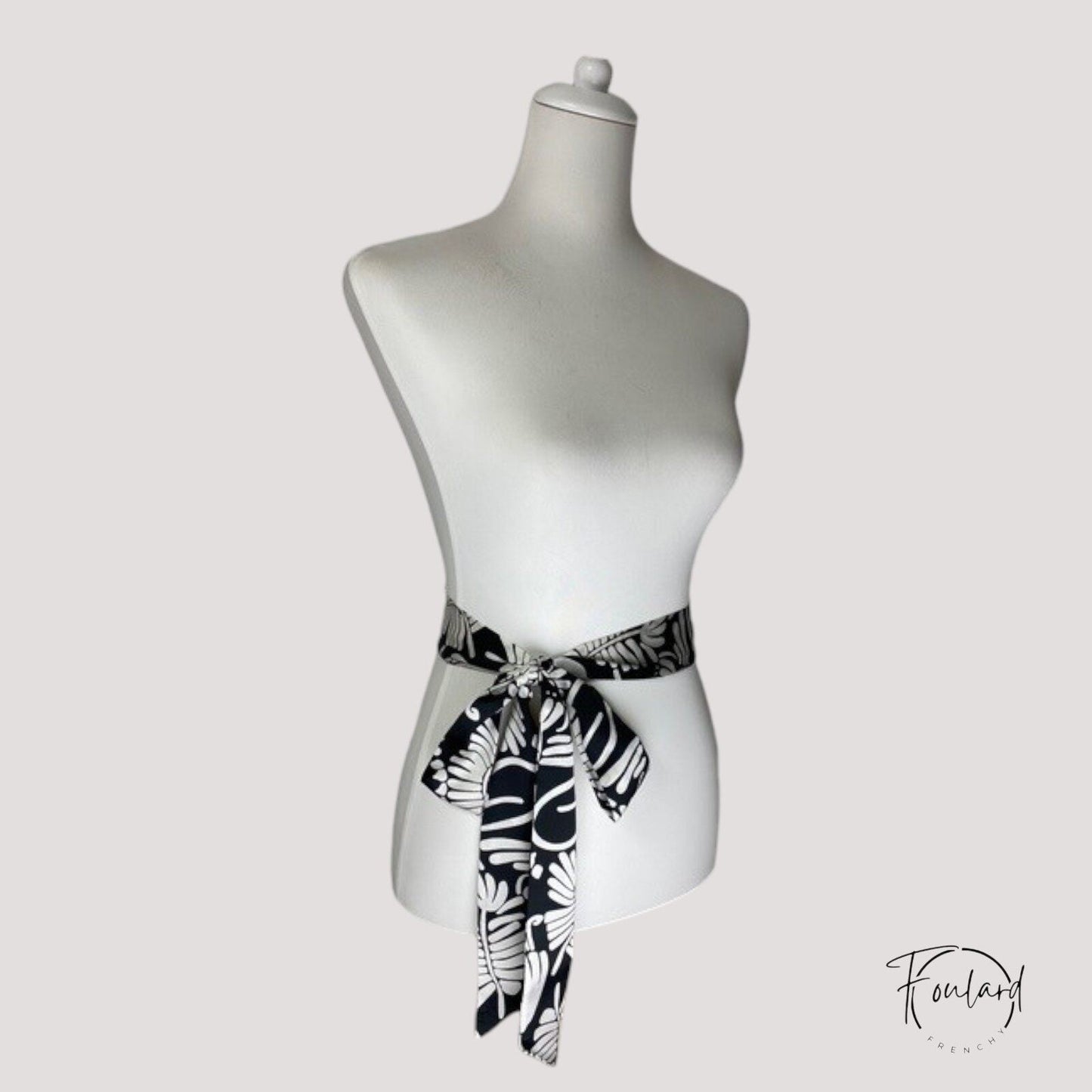 Vue d'ensemble de la ceinture foulard en satin fluide