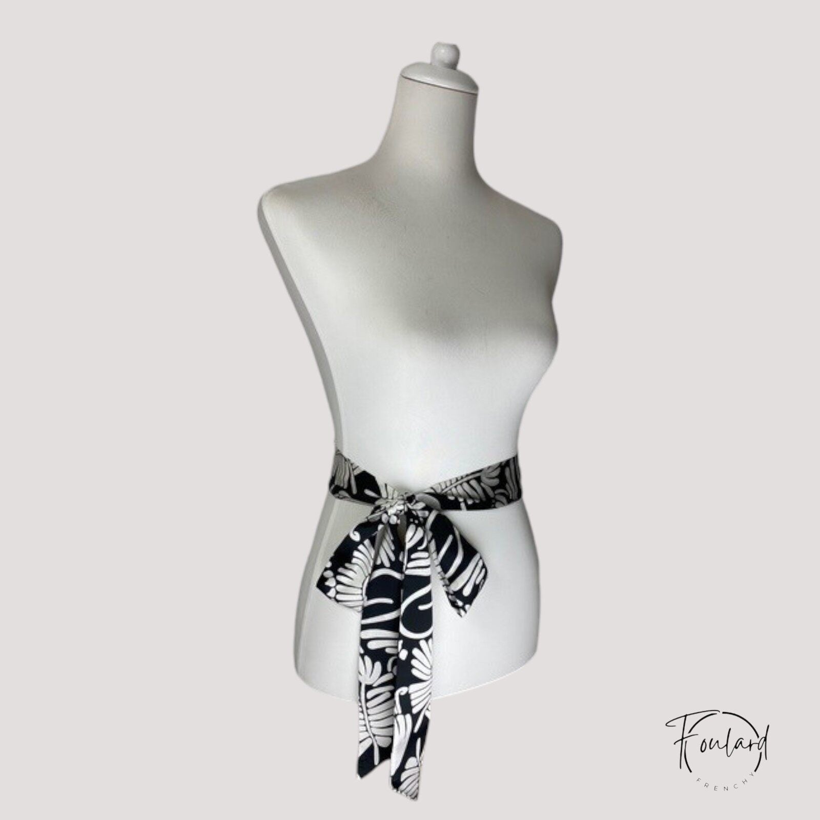 Vue d'ensemble de la ceinture foulard en satin fluide