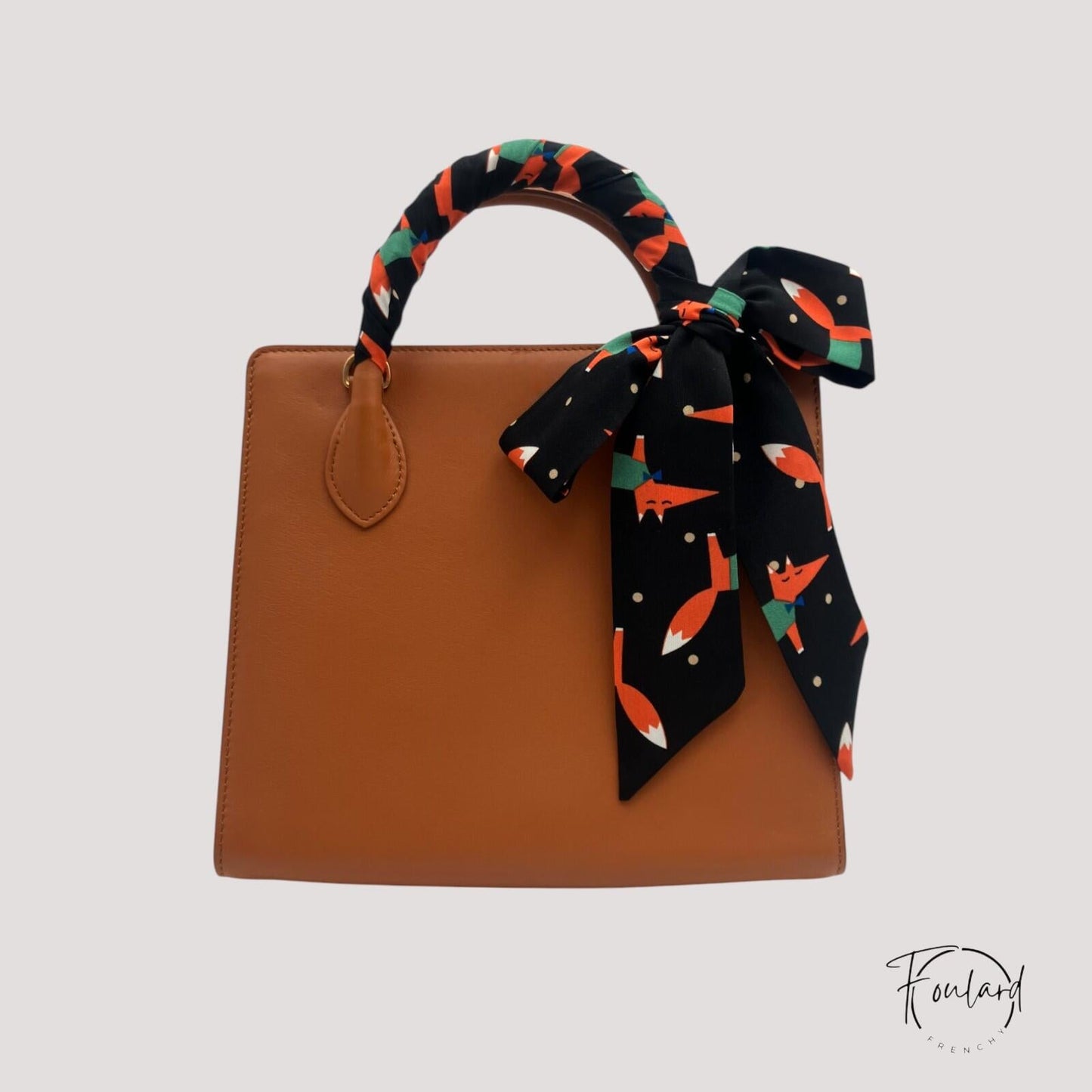Détail du motif renard sur fond noir de la ceinture