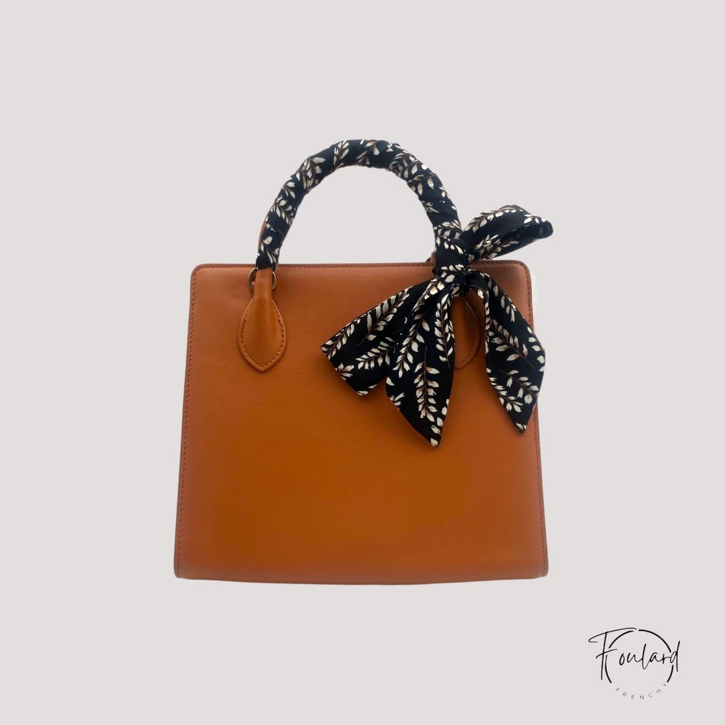 Détail du tissu fluide noir à motif végétal