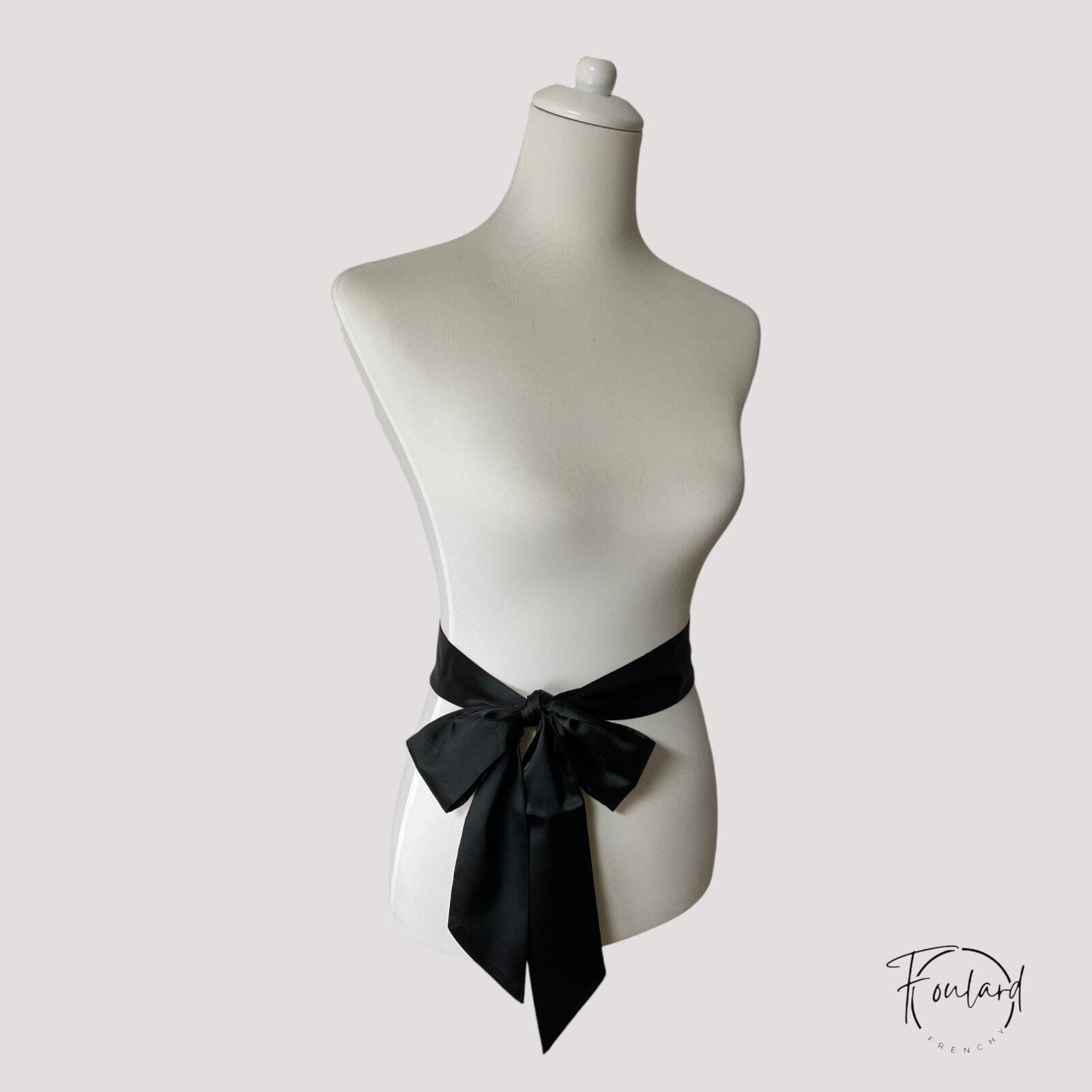 Vue rapprochée du tissu fluide noir uni