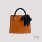 Ceinture foulard satin noir sur fond blanc