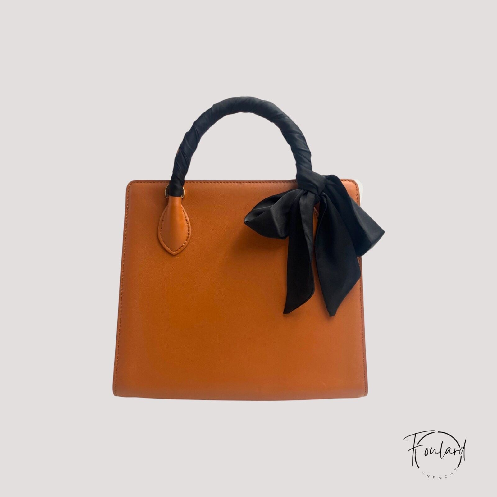 Ceinture foulard satin noir sur fond blanc