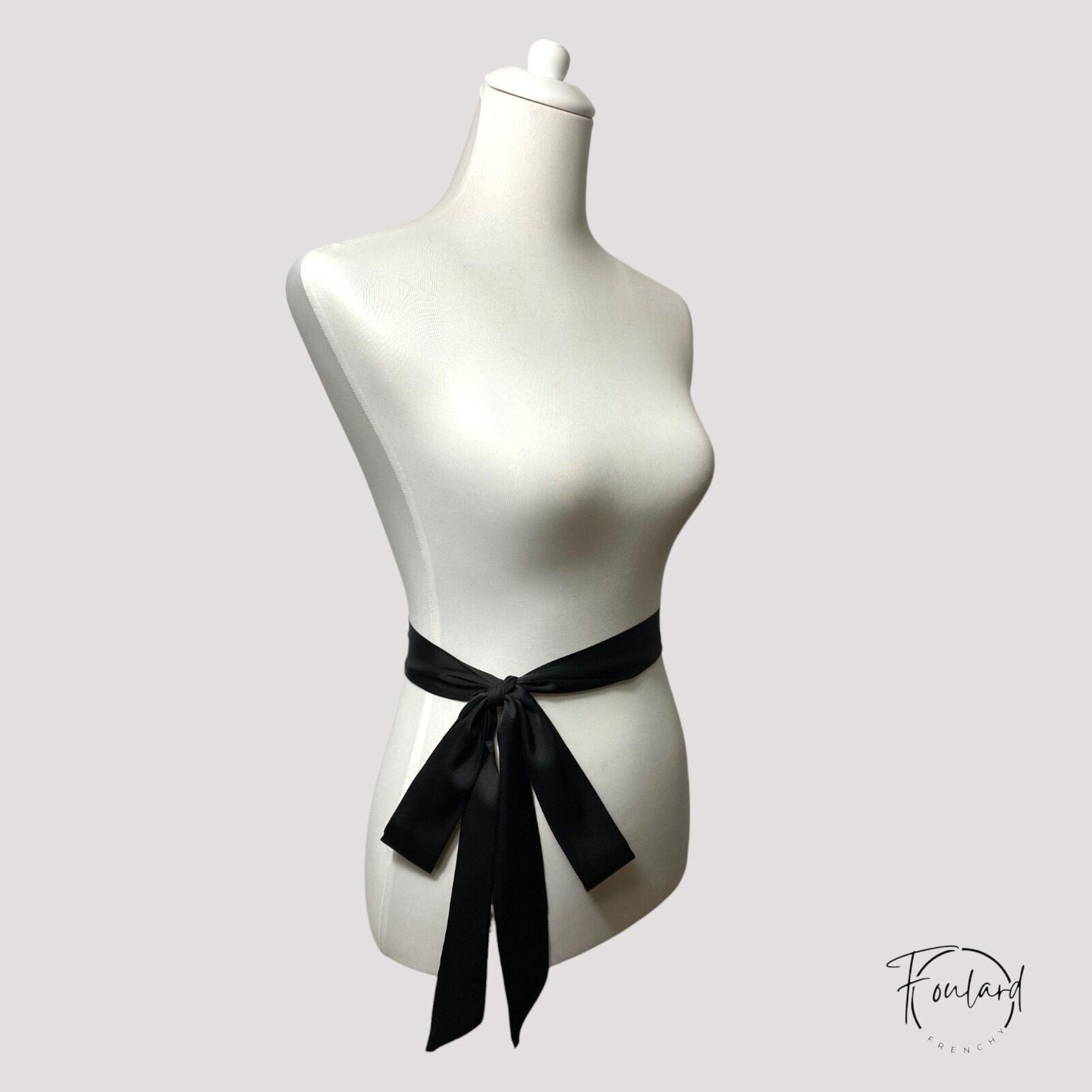 Détail du tissu satiné noir de la ceinture