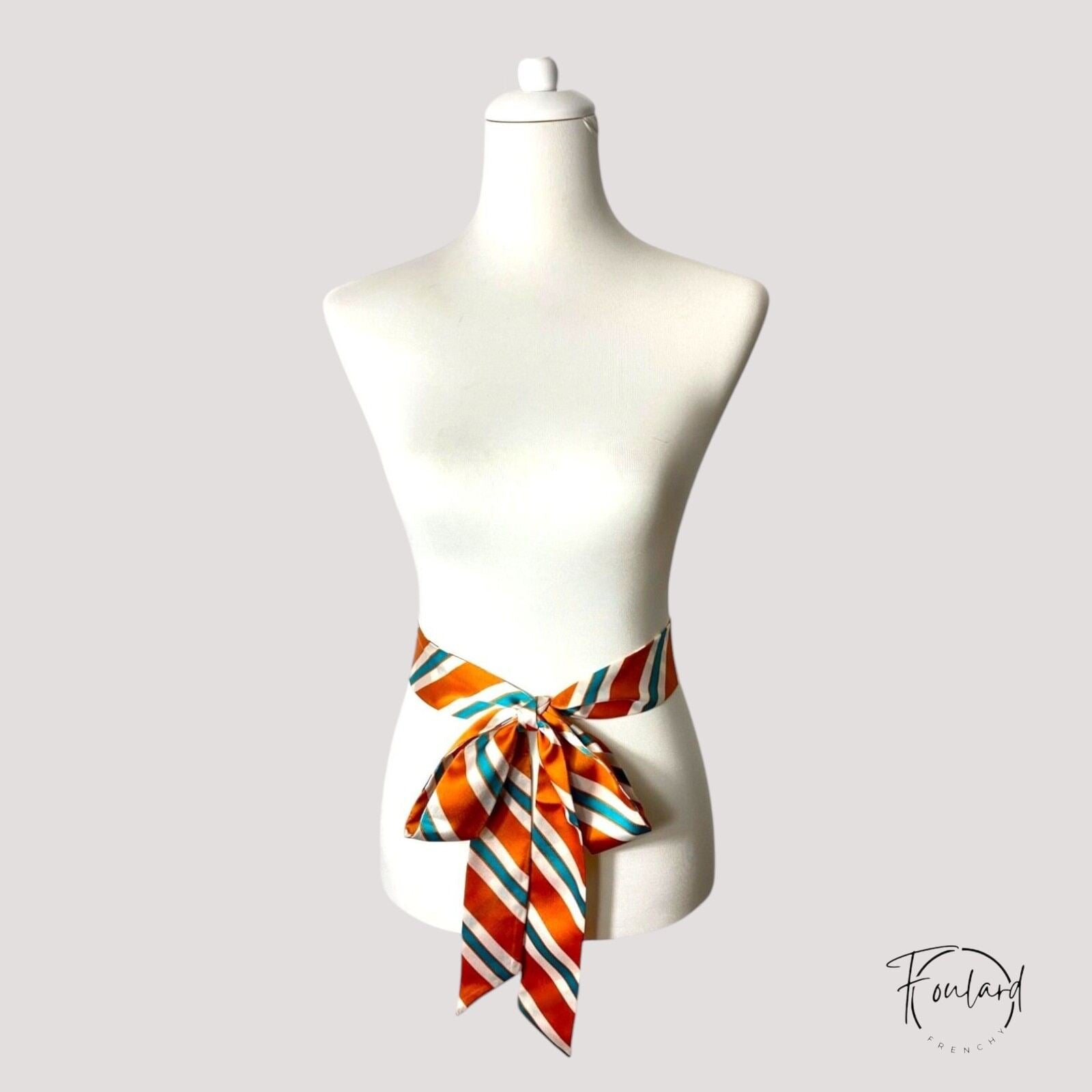 Détail du tissu satin doux à motifs rayés colorés