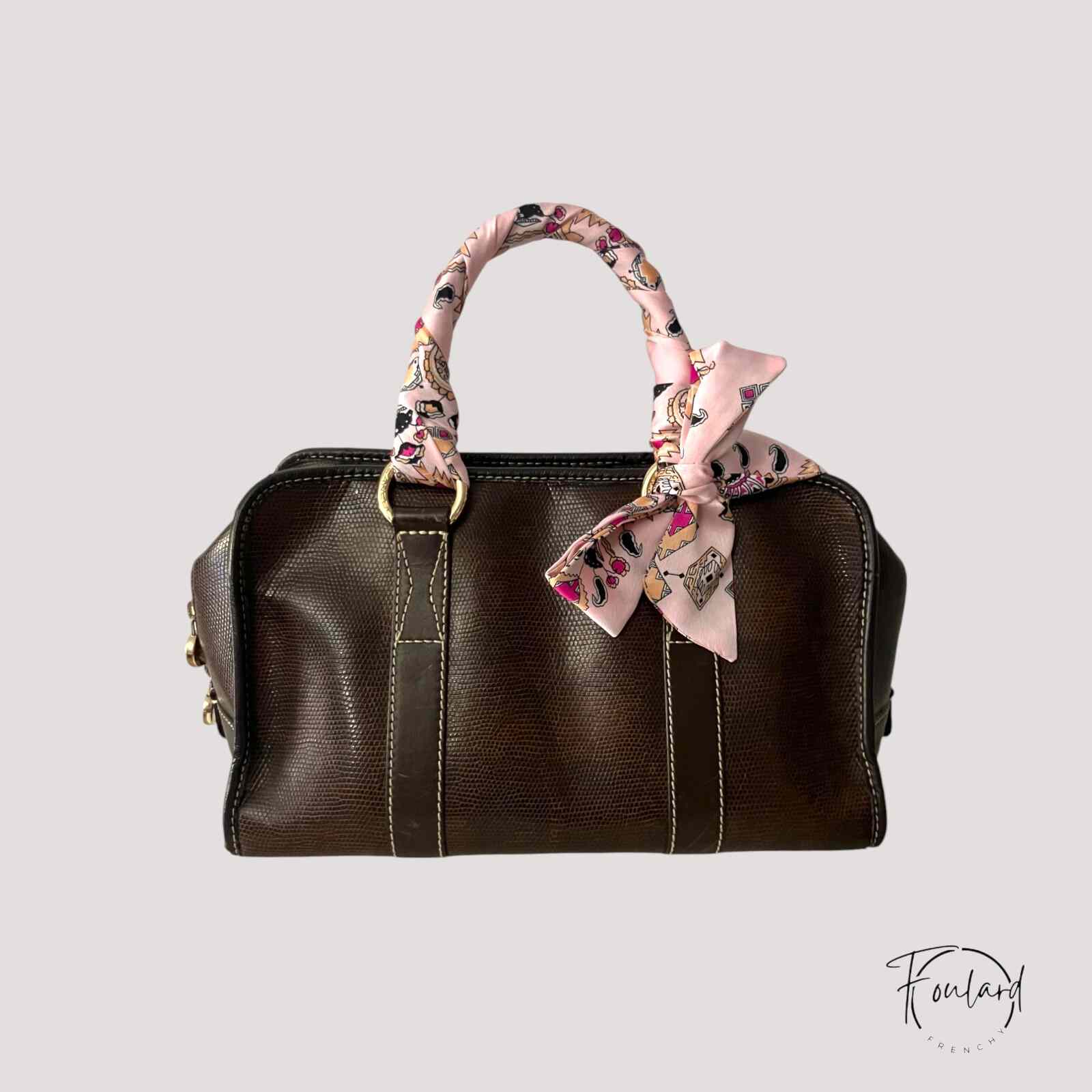 Ceinture foulard rose à motif aztèque sur fond blanc