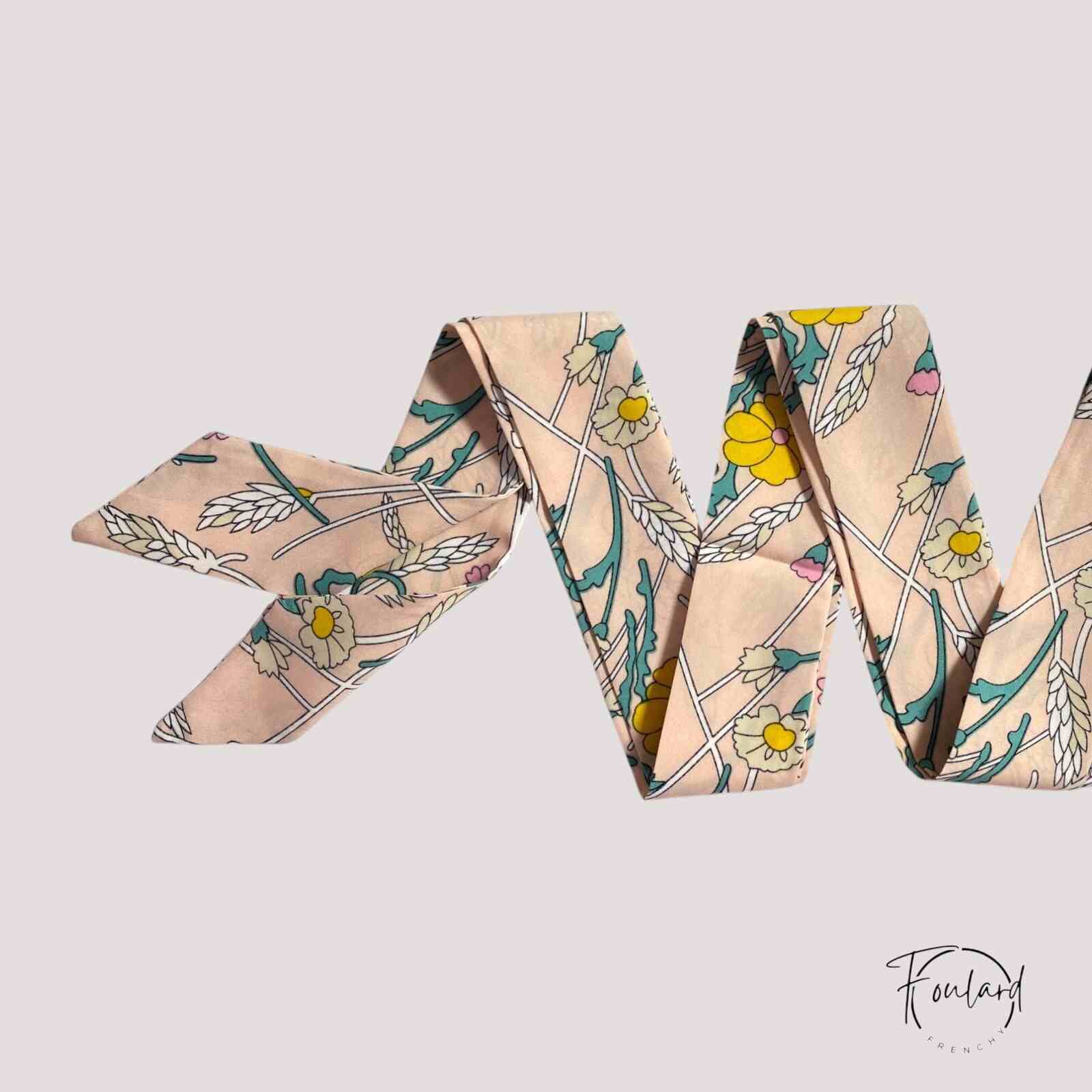 Ceinture foulard rose avec motif floral pastel
