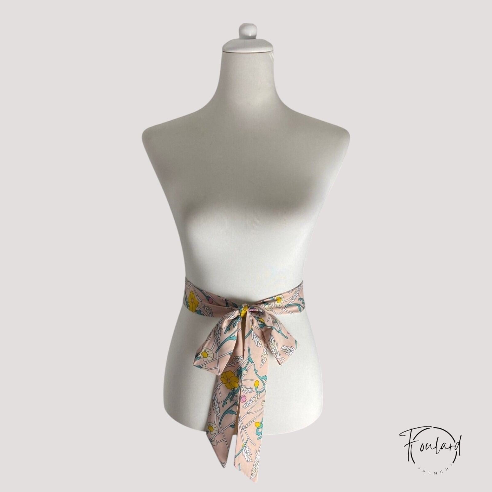 Vue d'ensemble de la ceinture foulard rose champêtre