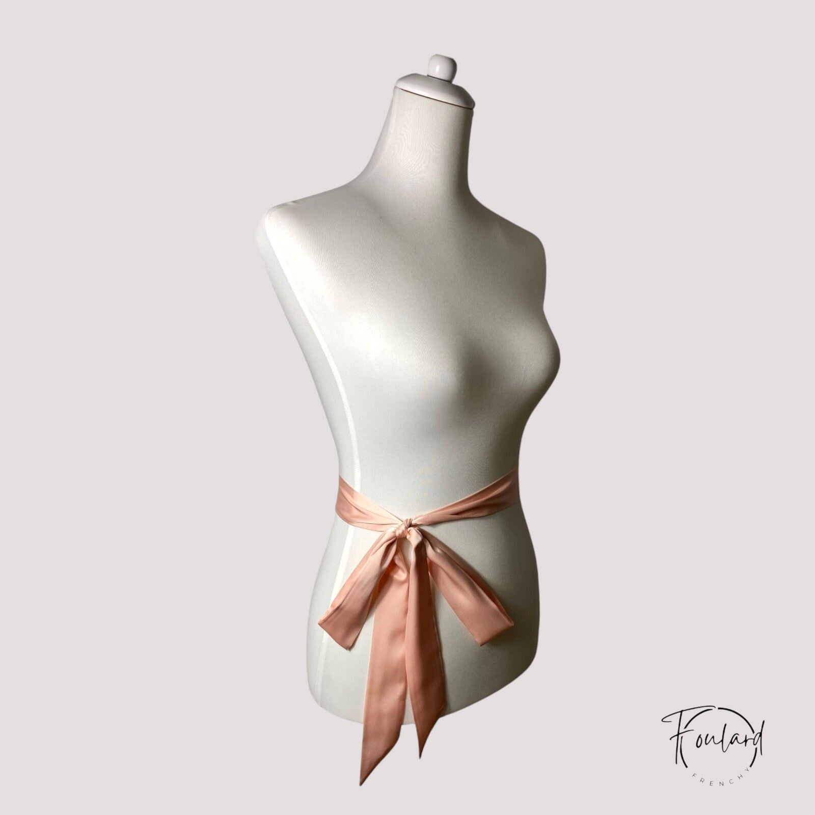 Ceinture foulard satinée rose pâle sur fond uni