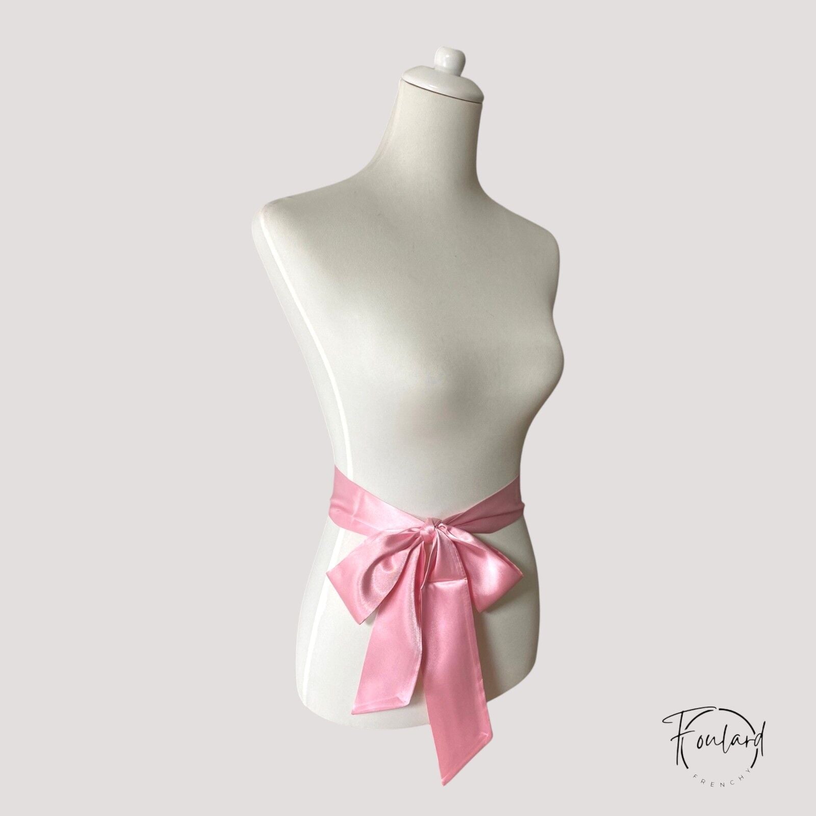 Ceinture foulard rose satinée sur fond blanc