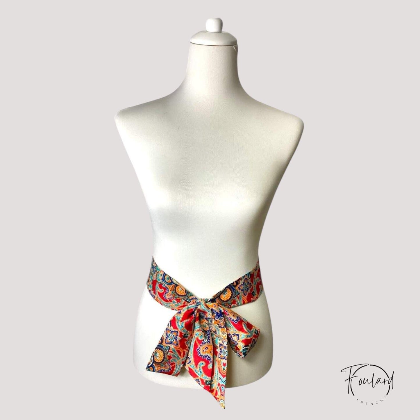 Ceinture foulard rouge avec motifs ethniques satinés
