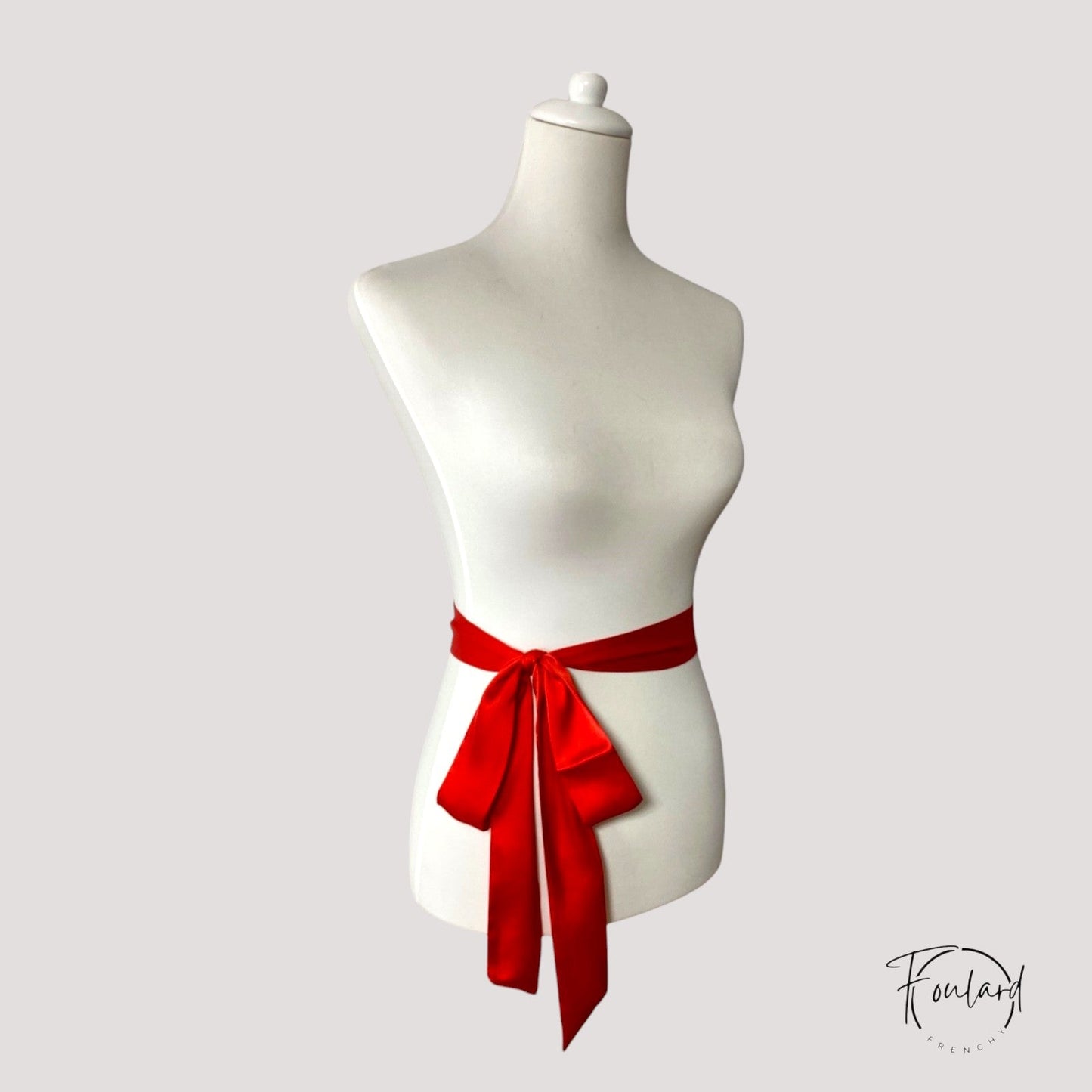 Gros plan sur la texture satinée du foulard rouge