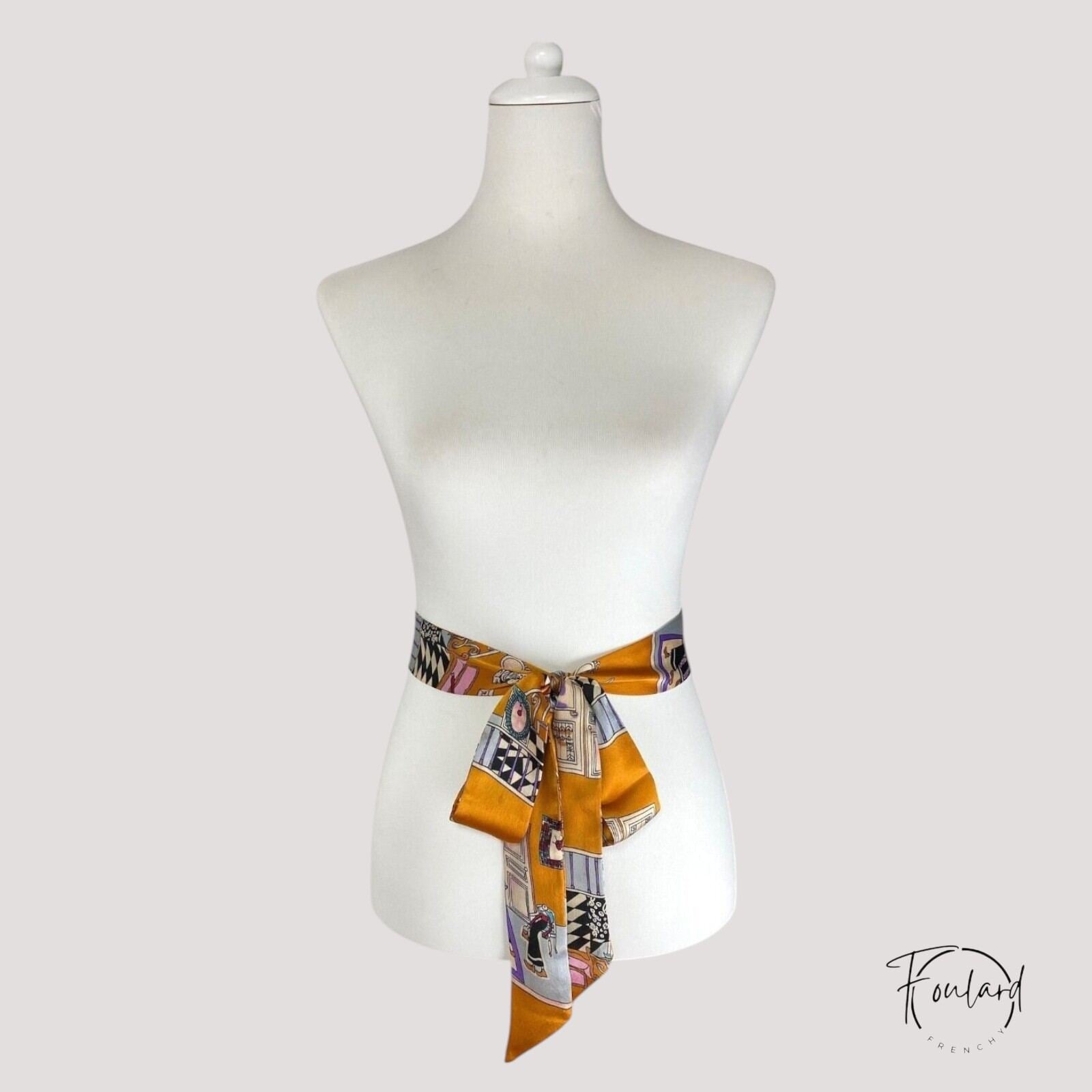 Vue de la ceinture foulard nouée autour d'une taille