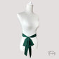 Ceinture foulard satin vert foncé sur fond blanc