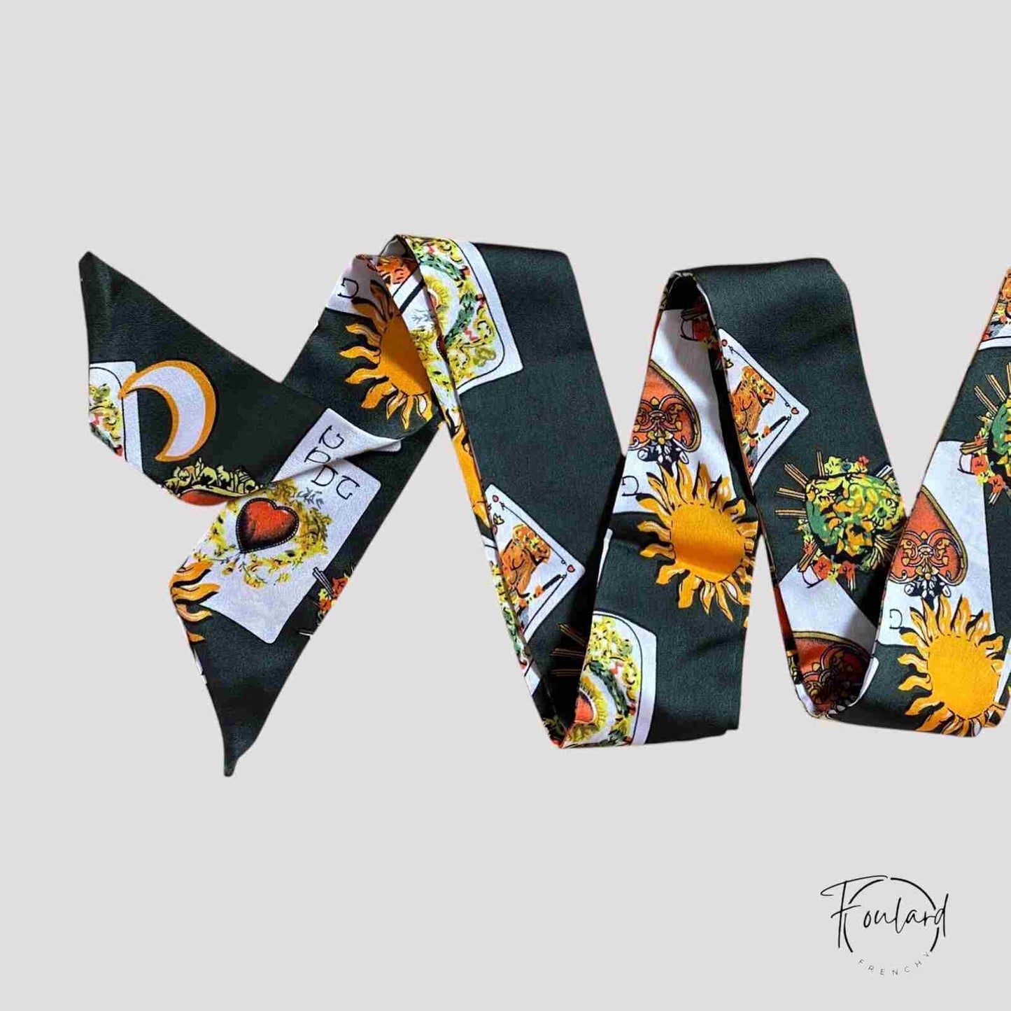 Ceinture foulard verte avec motifs de soleils dorés