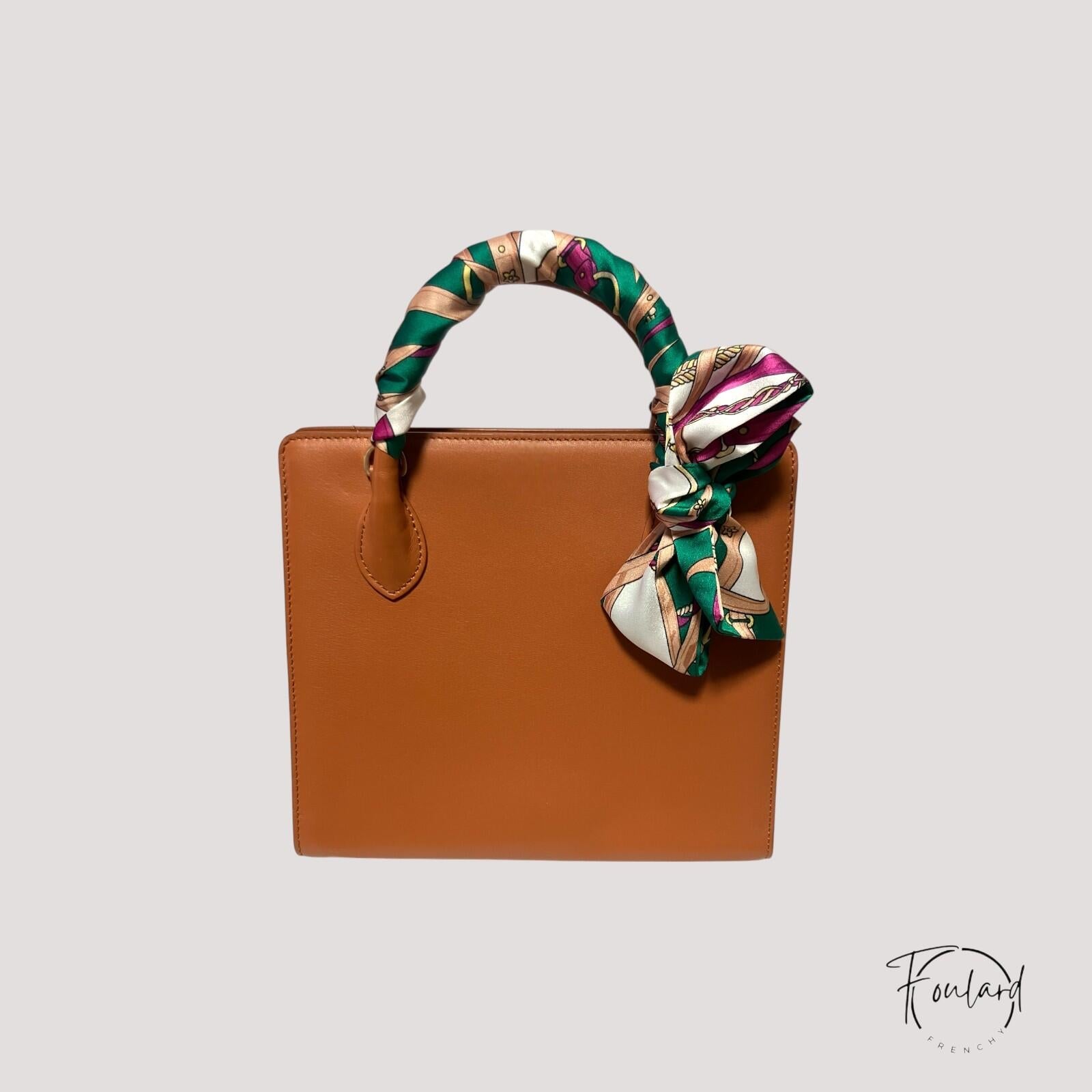 Ceinture foulard verte en satin avec motifs chaînes dorées